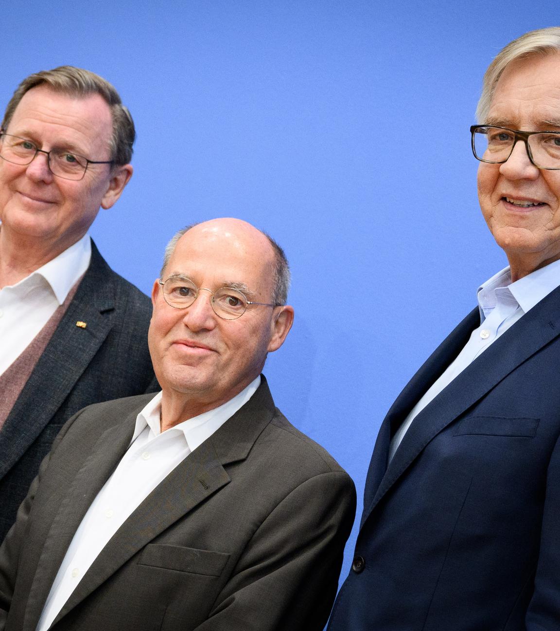 20.11.2024, Berlin: Die Linken-Politiker Bodo Ramelow (l-r), Geschäftsführender Ministerpräsident des Freistaats Thüringen, Gregor Gysi (MdB) und Dietmar Bartsch (MdB) kommen in die Bundespressekonferenz, um sich zum ·Projekt Silberlocke· zu äußern.