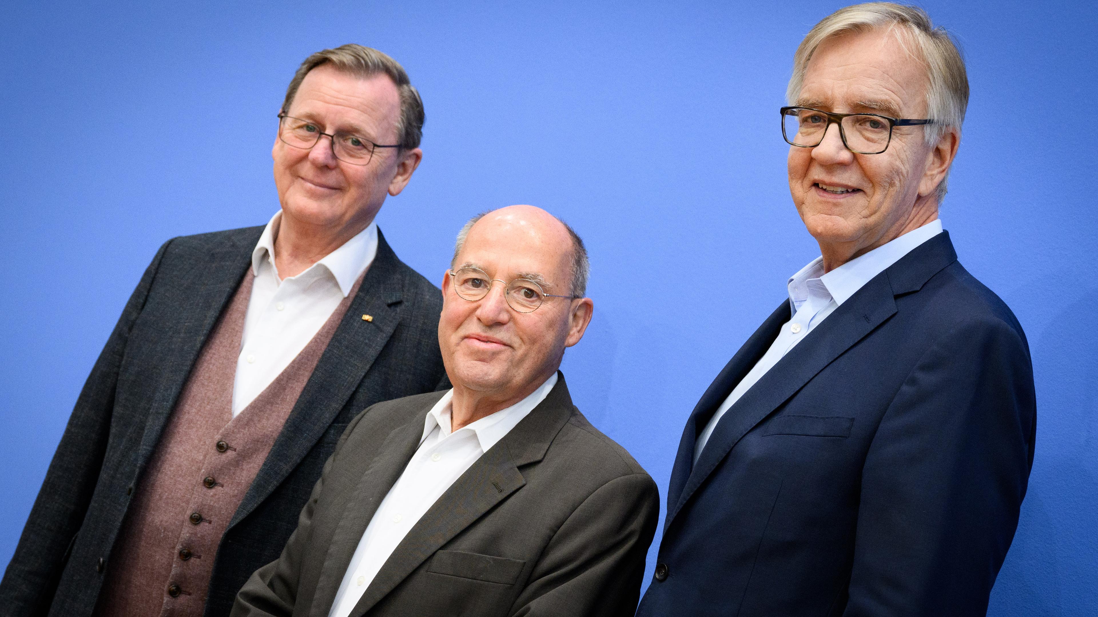 20.11.2024, Berlin: Die Linken-Politiker Bodo Ramelow (l-r), Geschäftsführender Ministerpräsident des Freistaats Thüringen, Gregor Gysi (MdB) und Dietmar Bartsch (MdB) kommen in die Bundespressekonferenz, um sich zum ·Projekt Silberlocke· zu äußern.