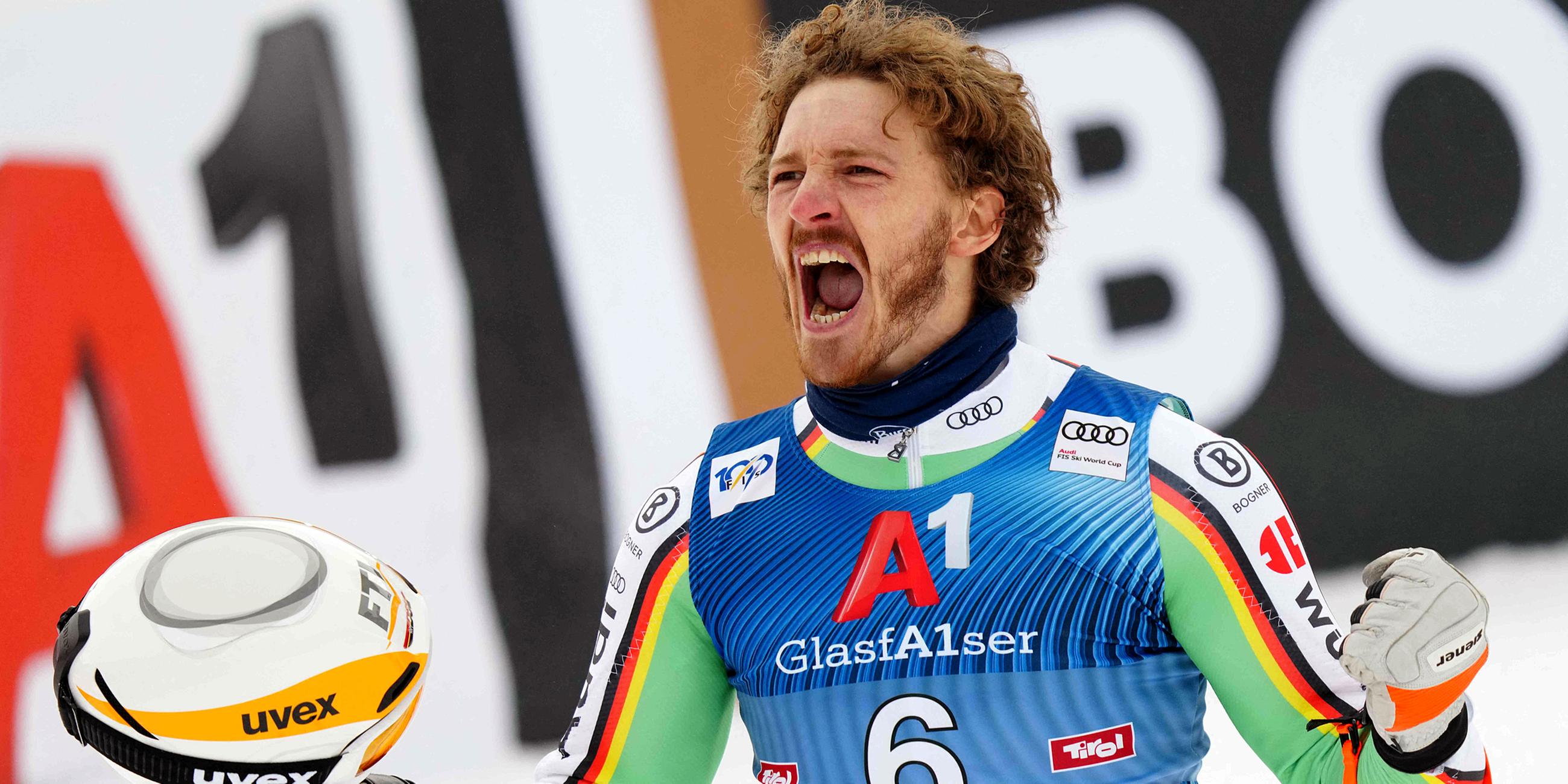 Der deutsche Linus Strasser reagiert im Zielbereich nach seinem zweiten Lauf des Hahnenkamm-Slaloms der Herren beim FIS Alpinen Skiweltcup in Kitzbühel, Österreich, am 21. Januar 2024.