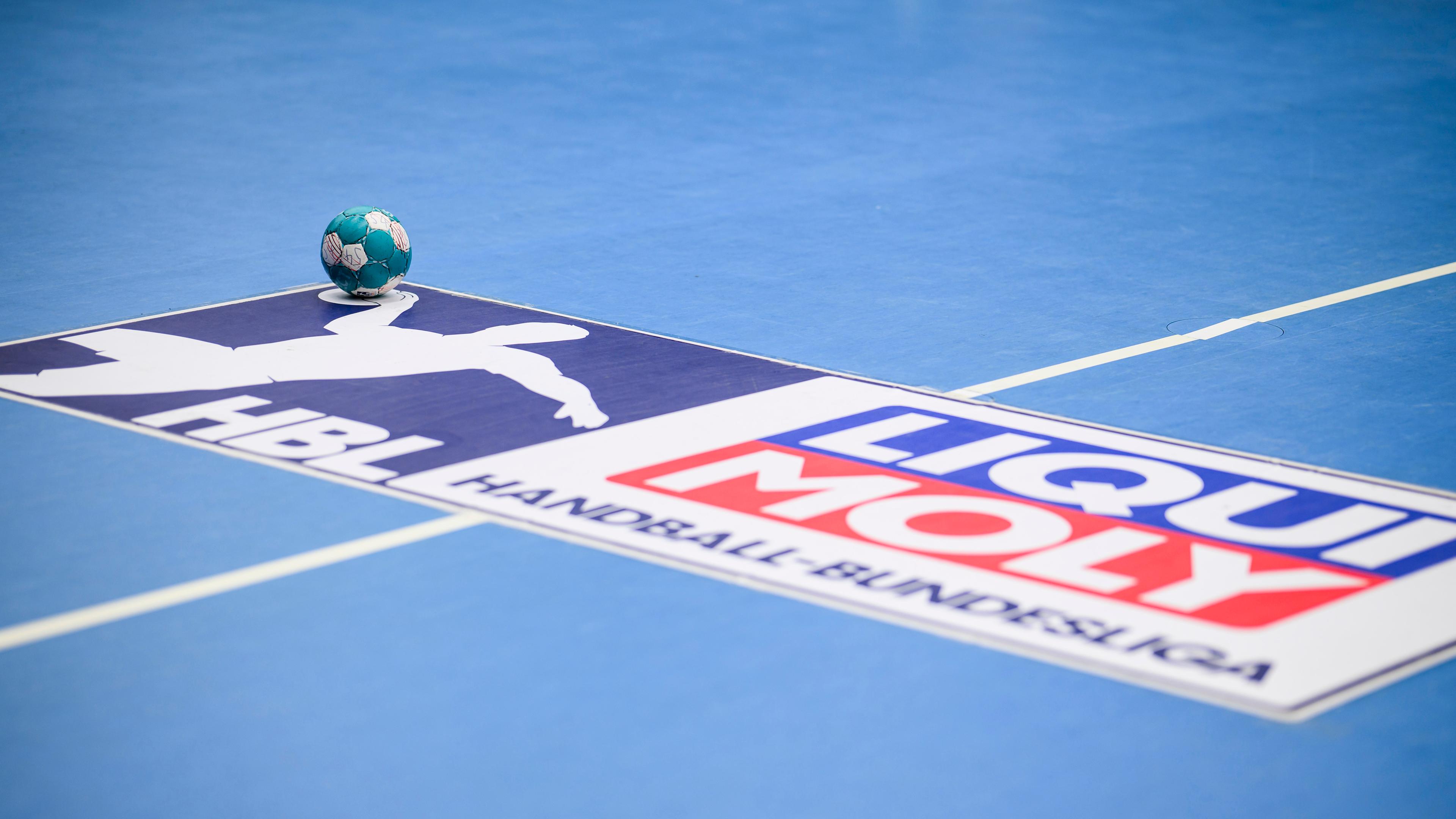 Das Logo der Liqui Moly Handball-Bundesliga auf dem Boden einer Sporthalle.