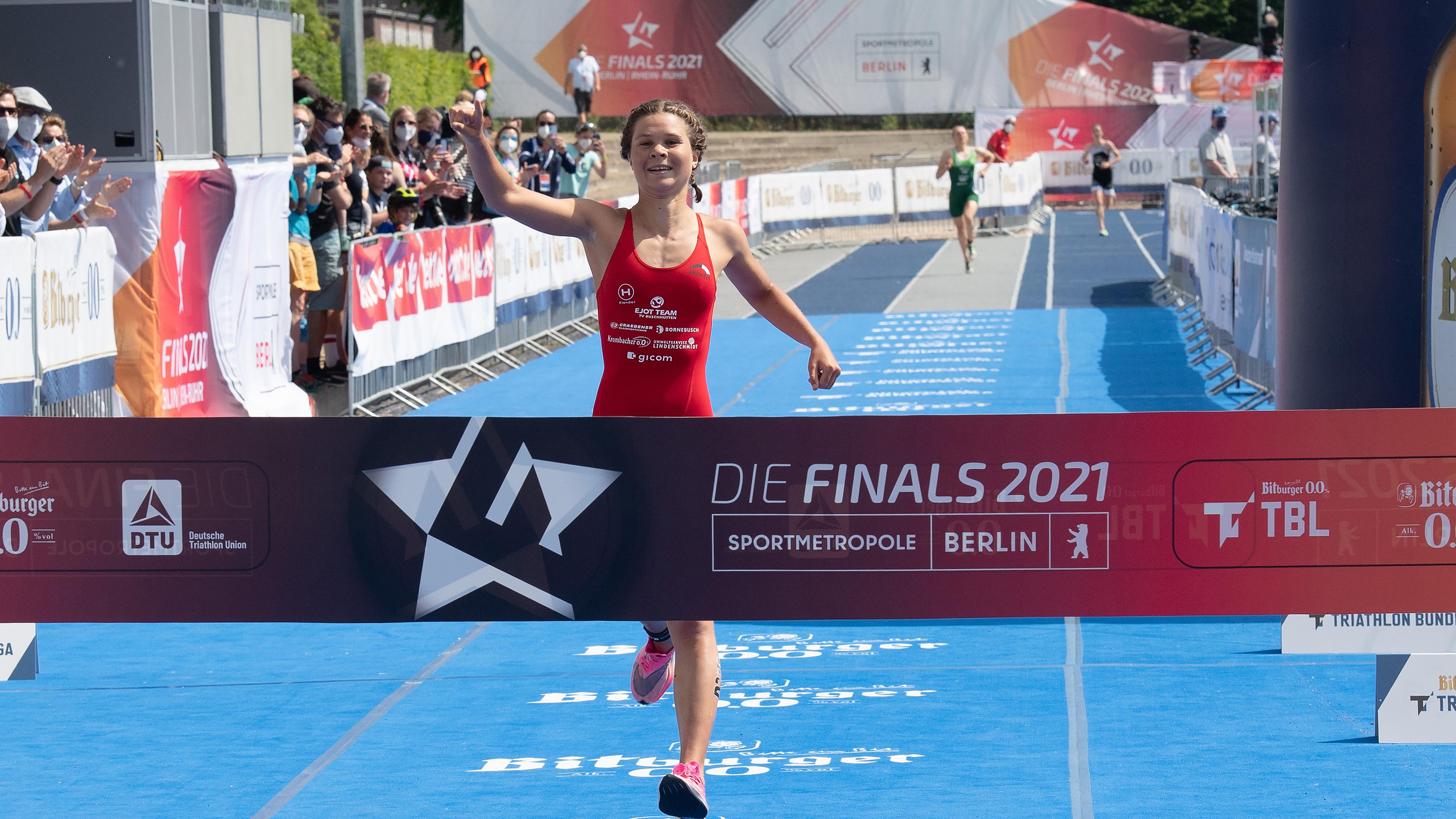 5. Juni 2021, Berlin, Triathlon, Deutsche Meisterschaft bei den Finals: Die Siegerin Lisa Tertsch läuft im Sprint-Wettbewerb ins Ziel