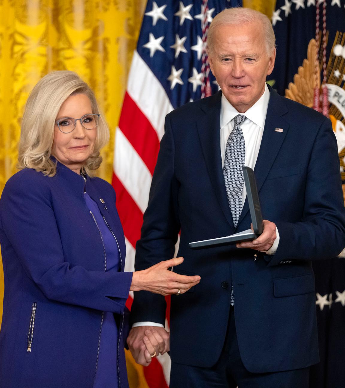 US-Präsident Joe Biden verleiht die Presidential Citizens Medal an die ehemalige Abgeordnete Liz Cheney, während einer Zeremonie im East Room des Weißen Hauses.