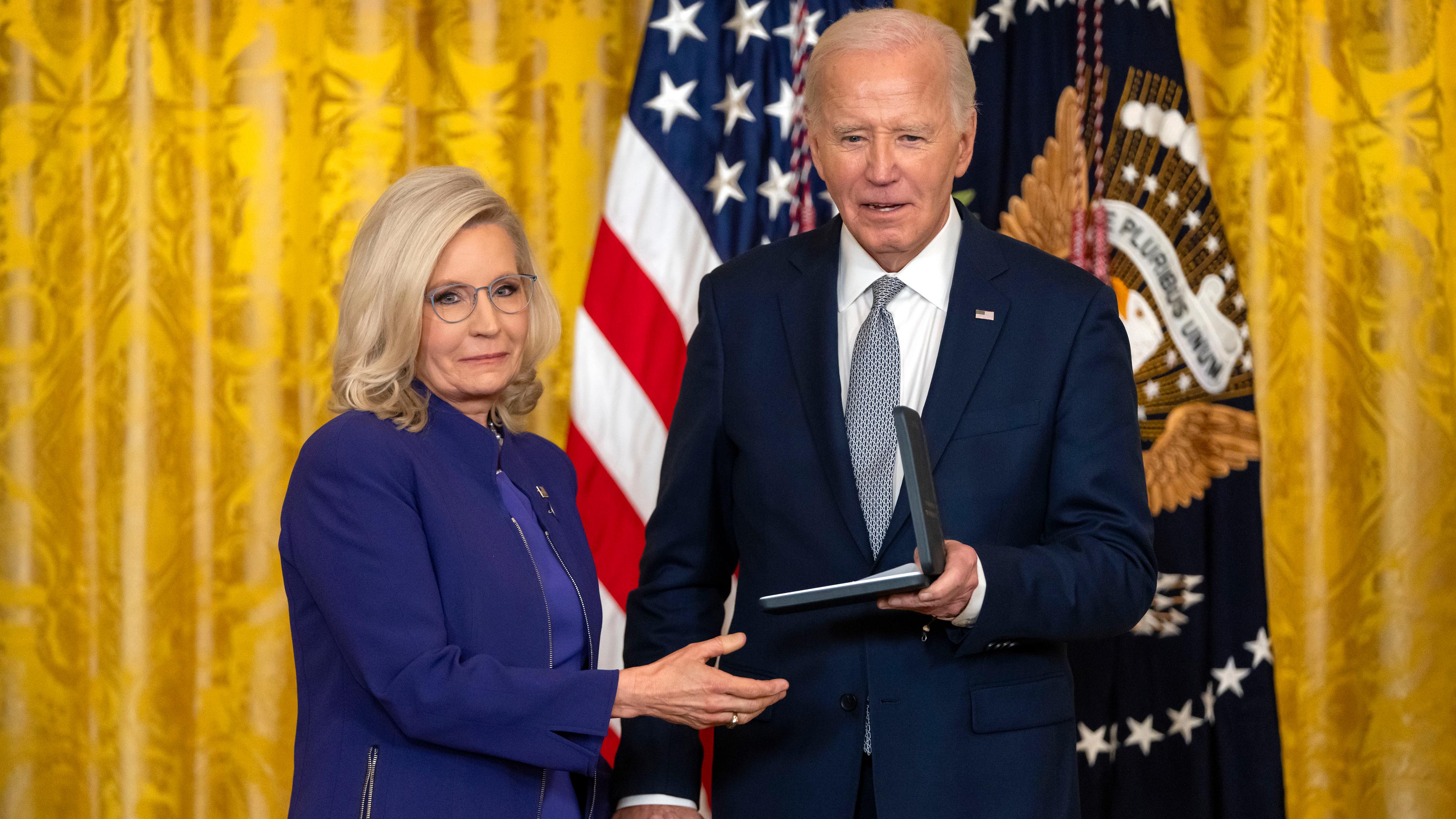 US-Präsident Joe Biden verleiht die Presidential Citizens Medal an die ehemalige Abgeordnete Liz Cheney, während einer Zeremonie im East Room des Weißen Hauses.