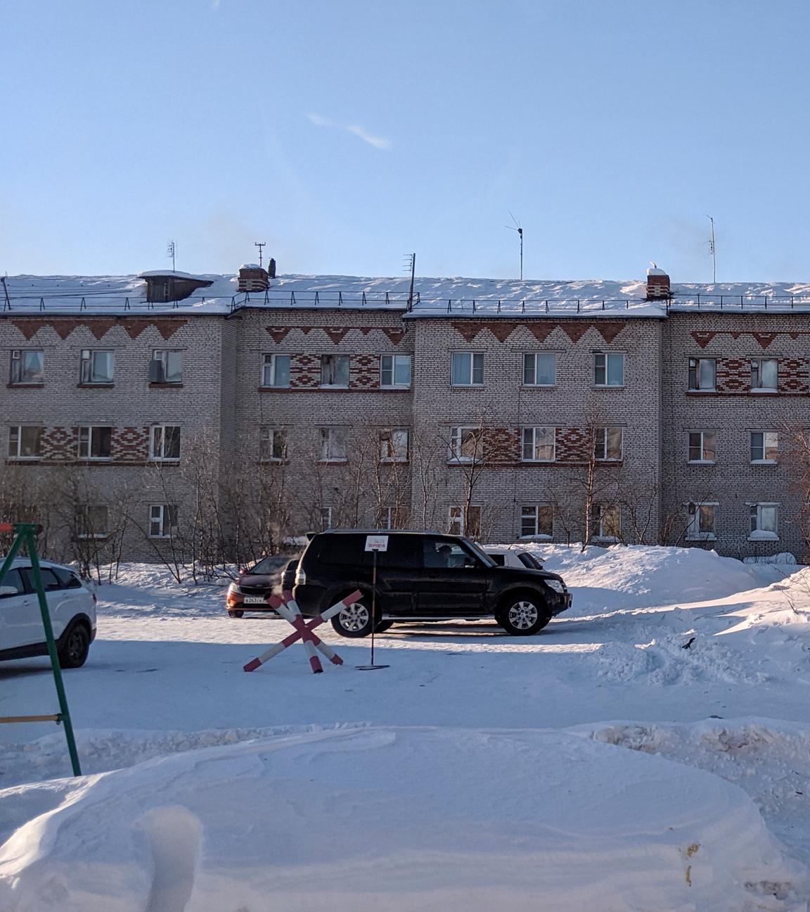 Ljudmila Nawalnajas Wagen vor der Gefängniskolonie in der Region Jamal-Nenzen