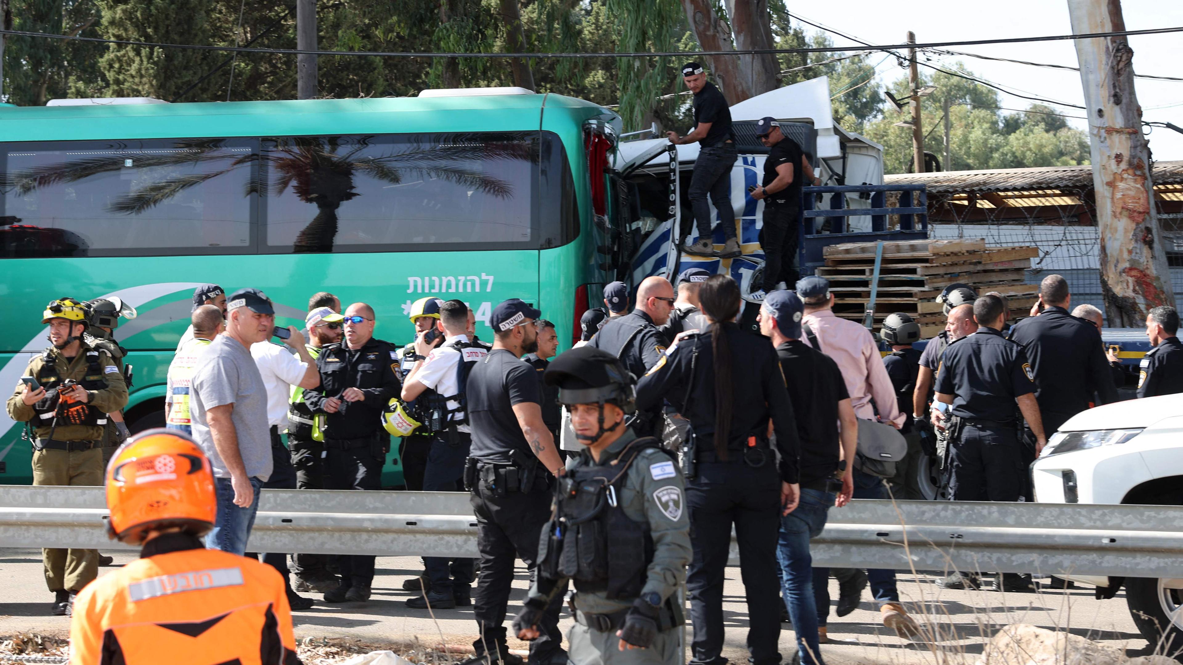 Israelische Polizei sichert einen Unfallort, wo ein LKW eine voll besetzte Bushaltestelle gerammt hat. 