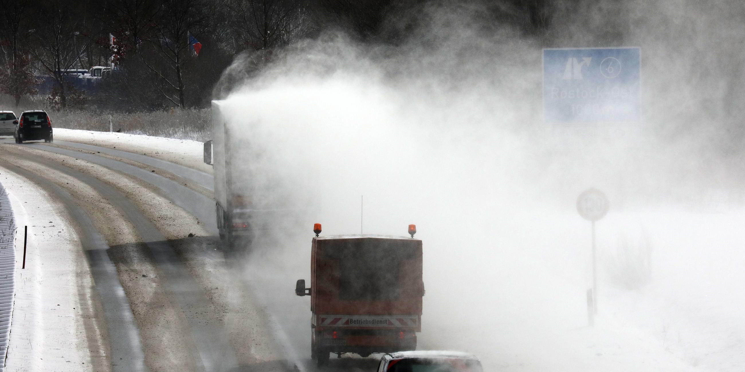 Schnee weht von LKW-Dach