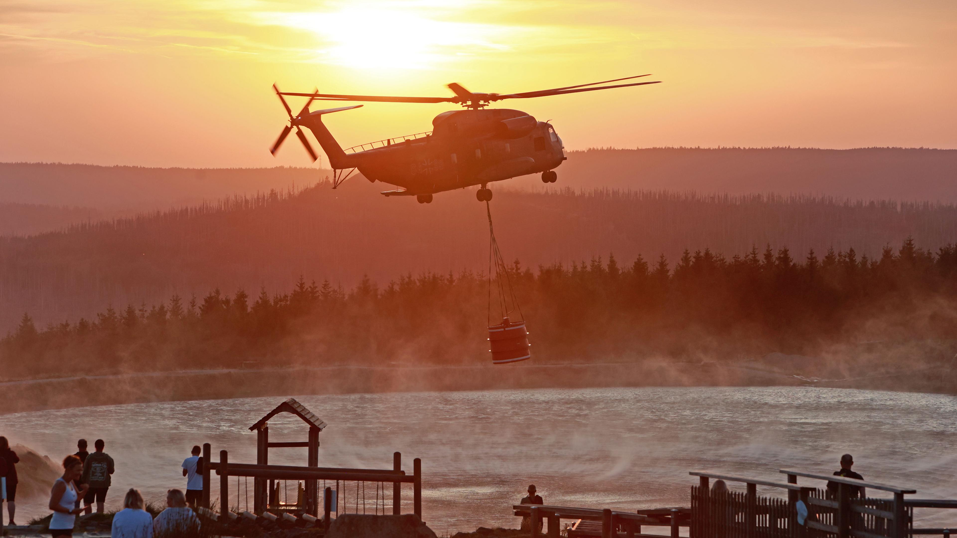 Hubschrauber im Einsatz am Brocken.