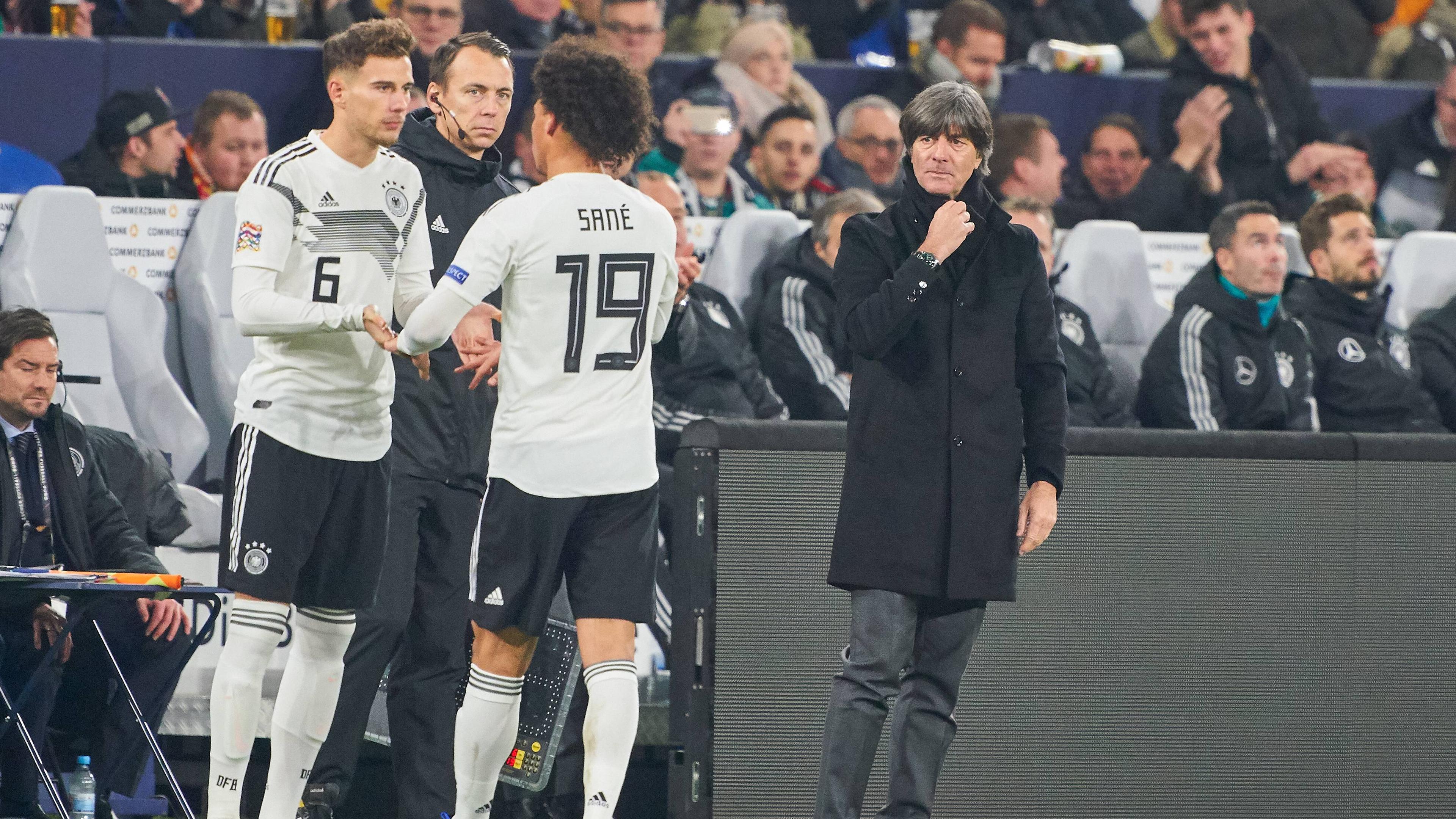 Löw mit seinen Spielern Sané und Goretzka