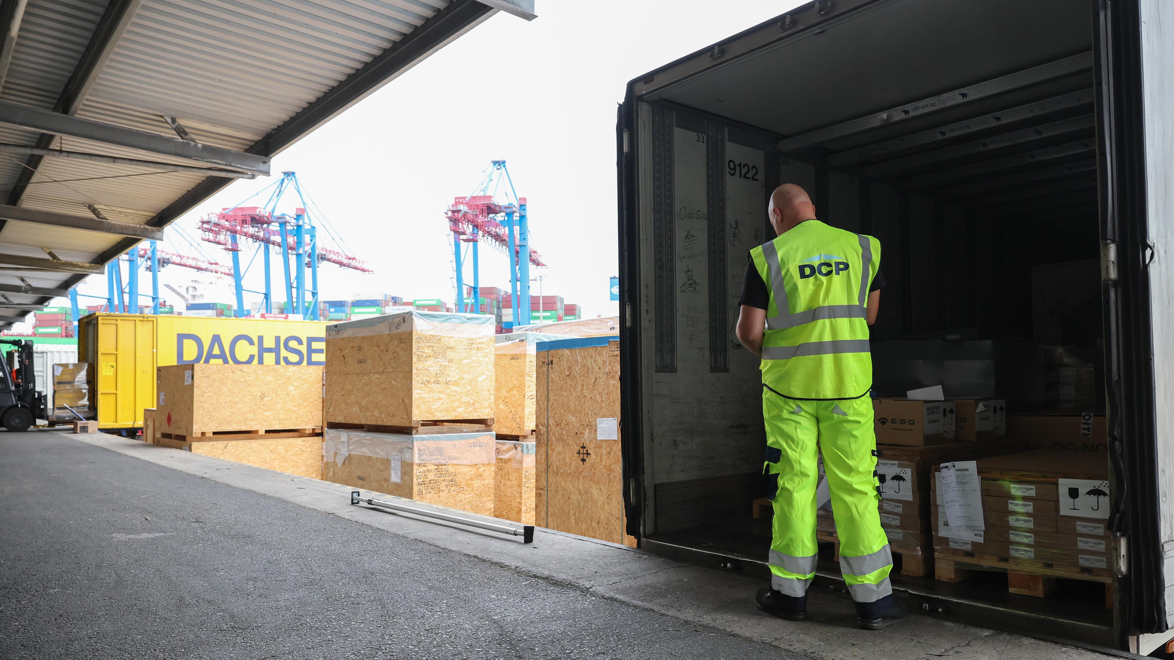 Hamburg: Ein Mitarbeiter prüft die Beladung eines LKW an einer Lagerhalle