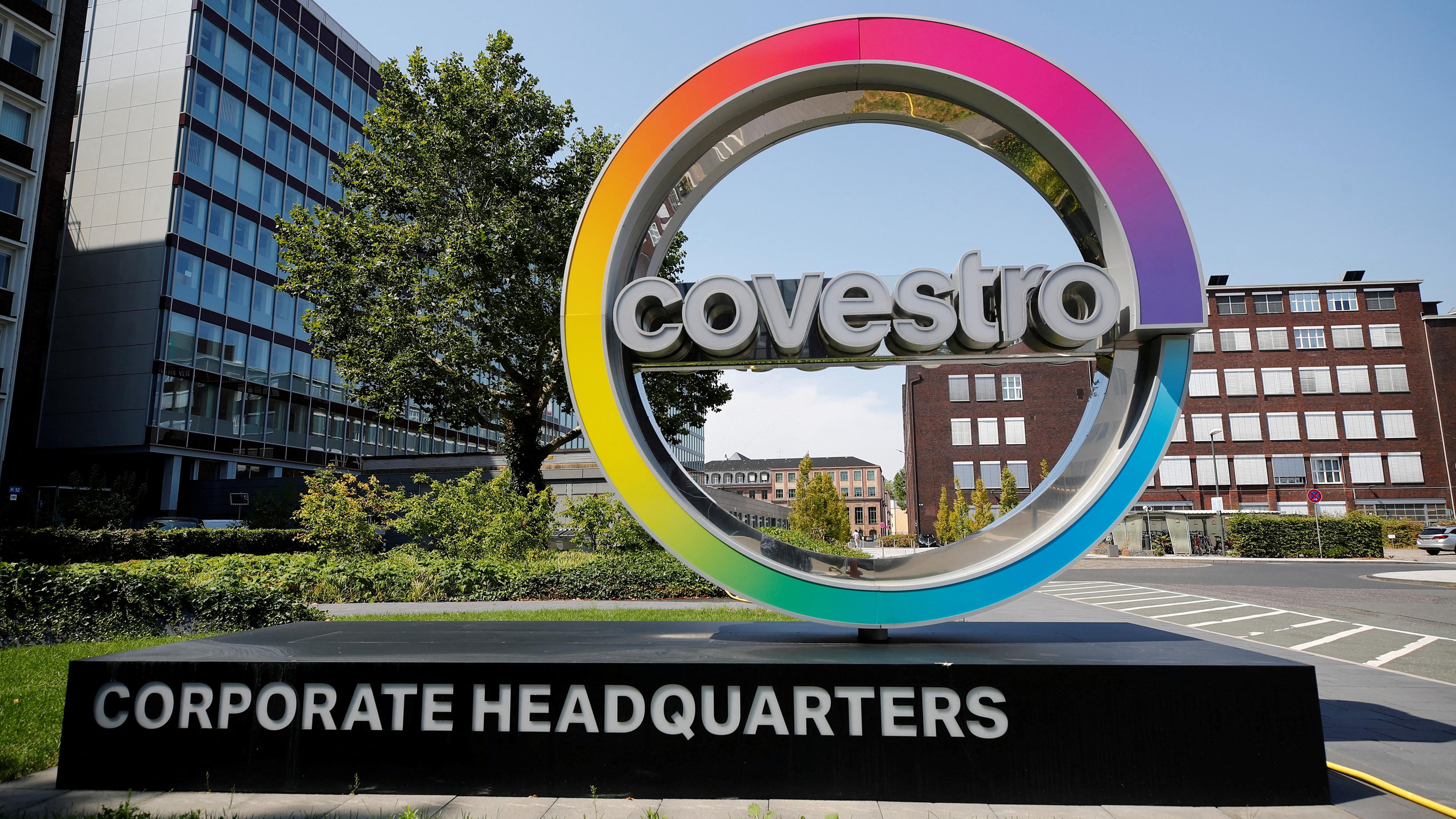 Logo des Chemiekonzerns Covestro an der Firmenzentrale in Leverkusen