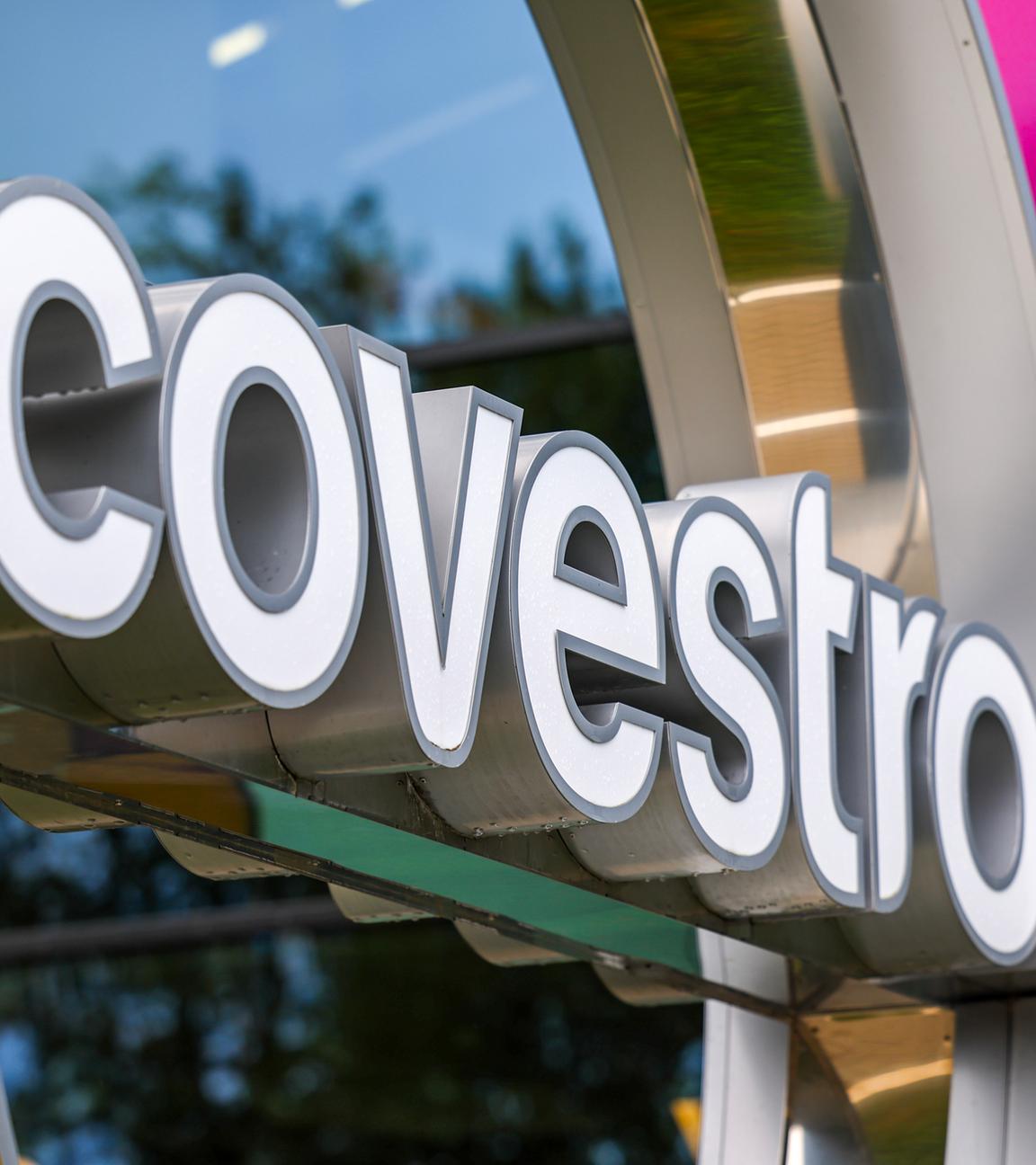 Logo des Chemiekonzerns Covestro an der Firmenzentrale in Leverkusen