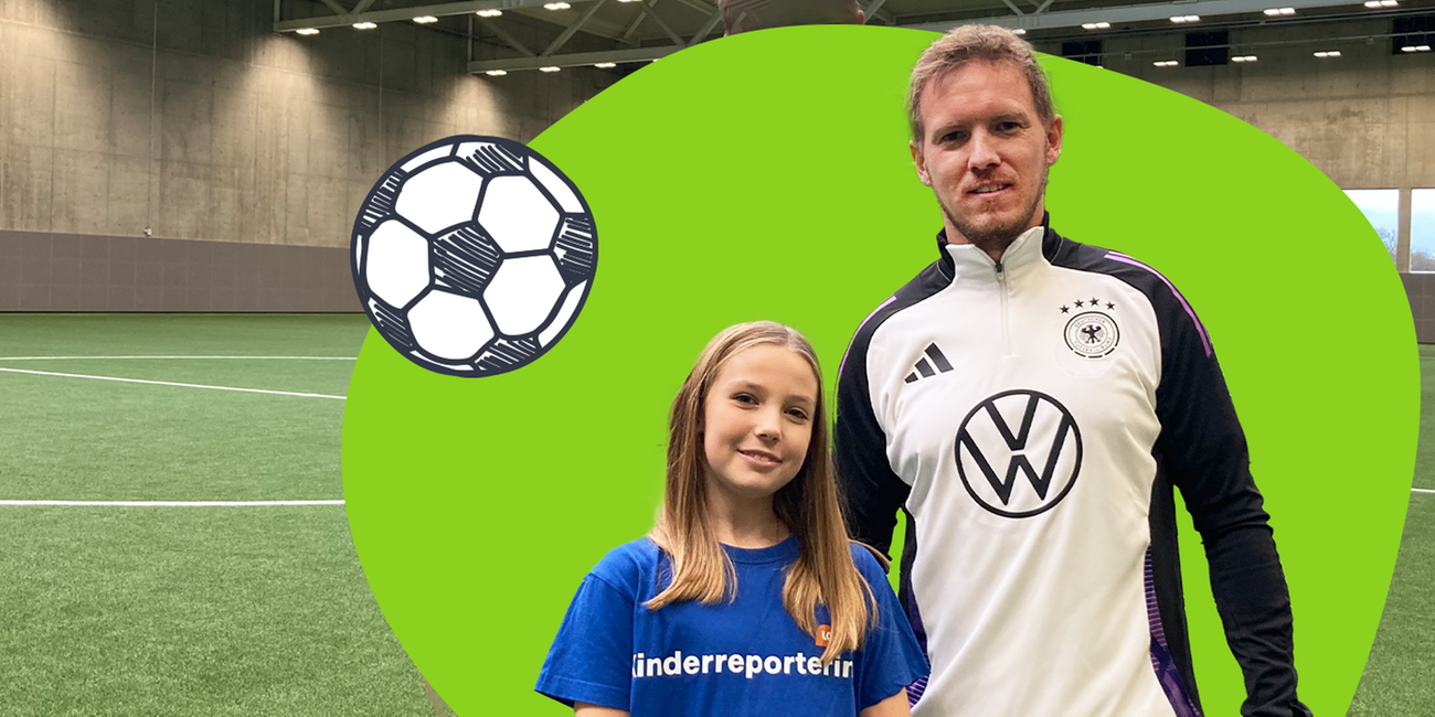 logo!-Kinderreporterin Daliah steht mit Julian Nagelsmann in einer Sporthalle mit grünem Kunstrasen.