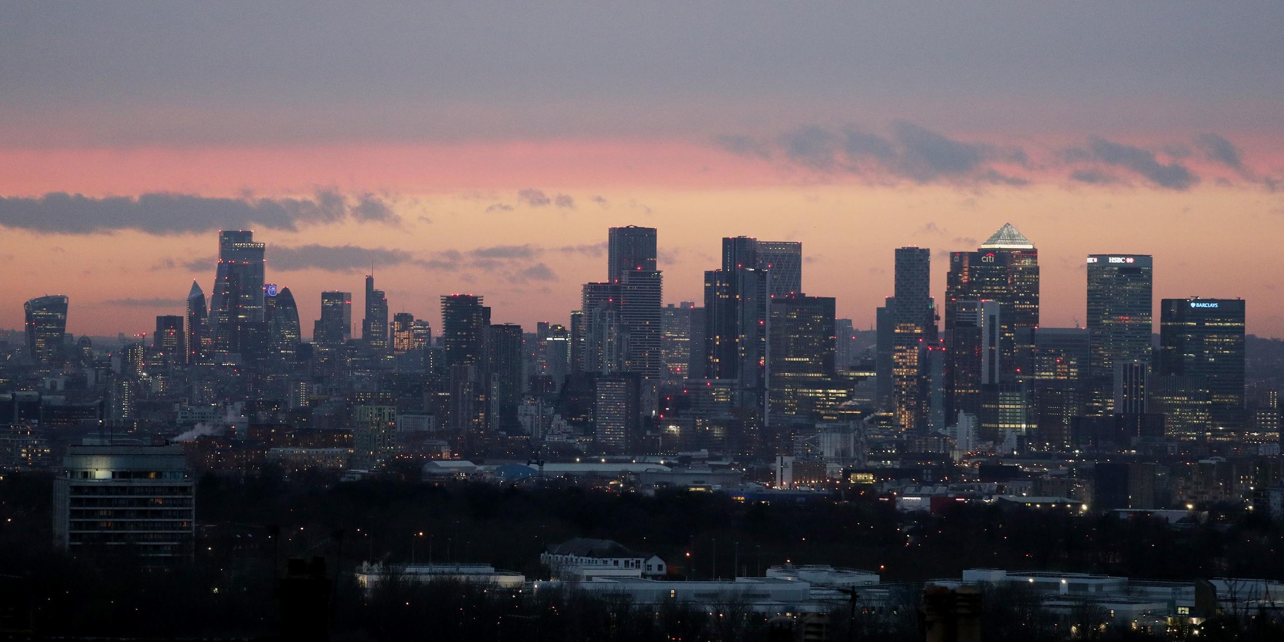 Londoner Skyline bei Dämmerung