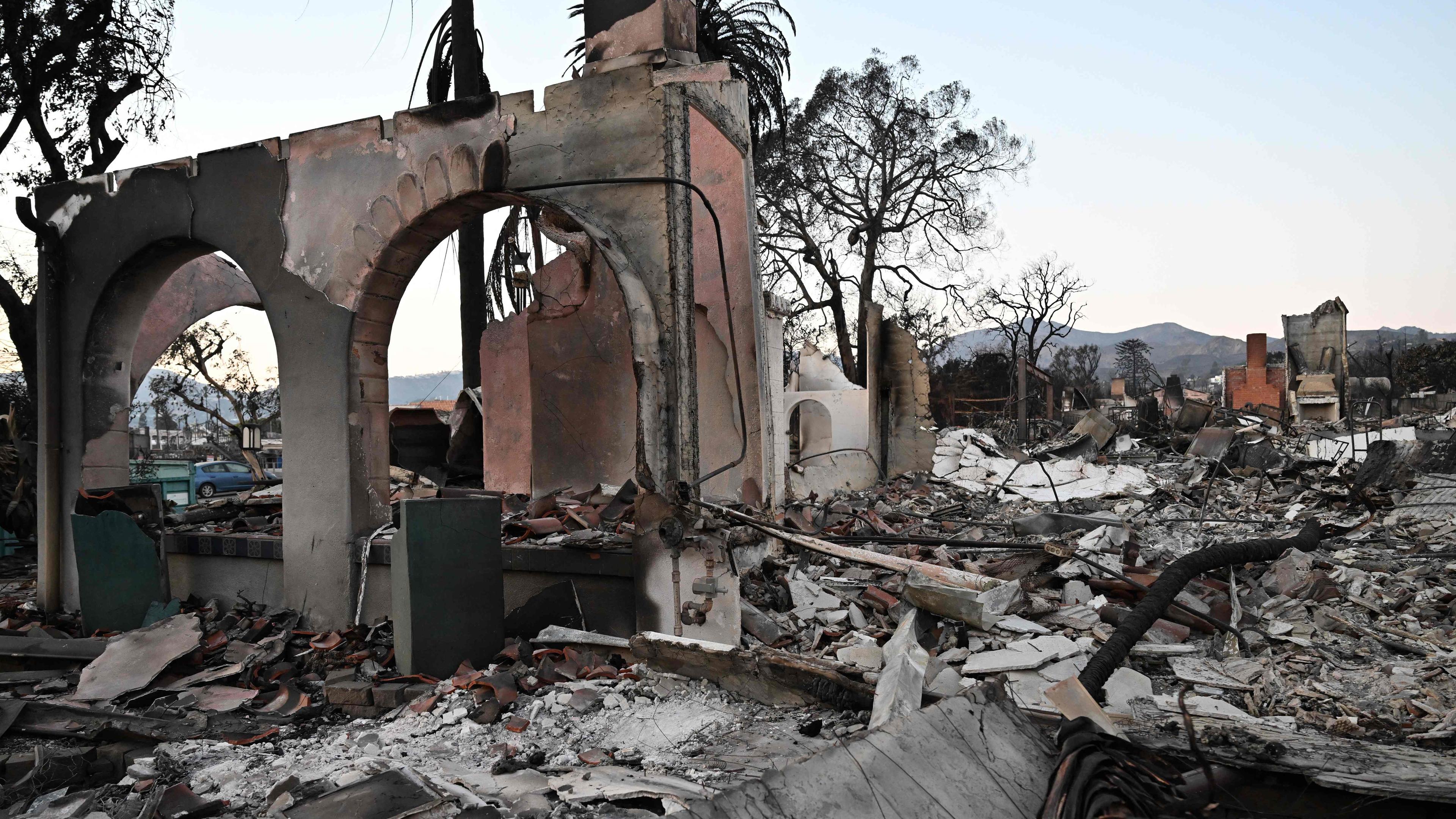 Verkohlte Ruinen und verbrannte Trümmer im Bezirk Pacific Palisades bei Los Angeles.