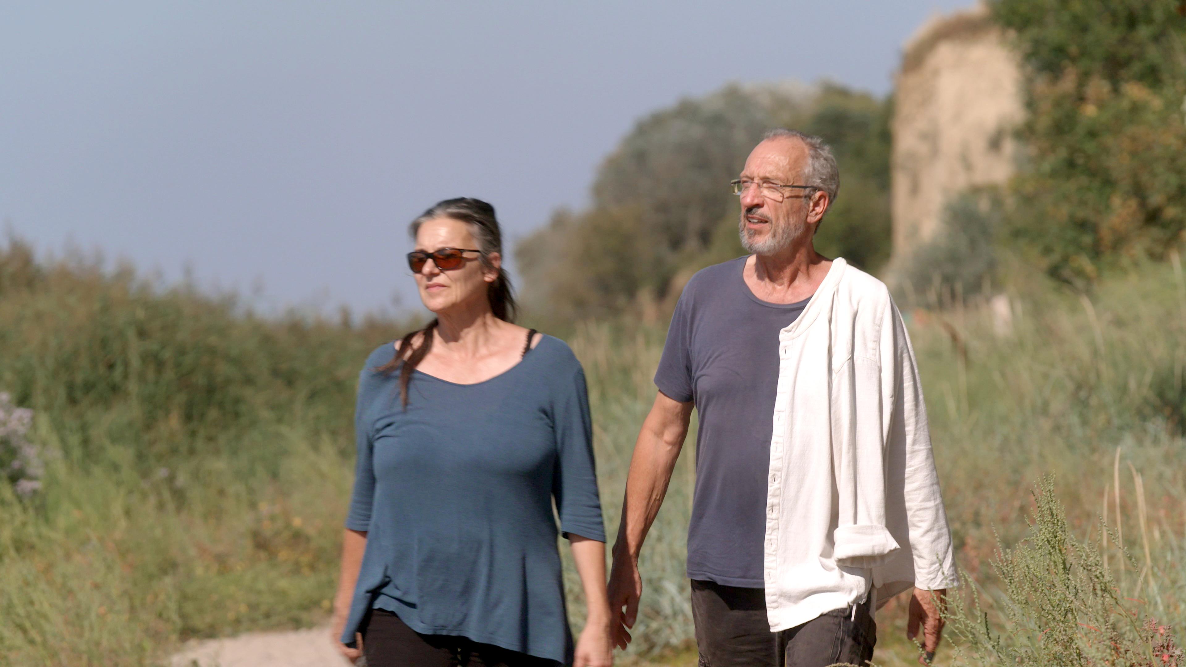 Lotte Salingré und Thomas Stanger spazieren bei Boltenhagen an der Ostsee.