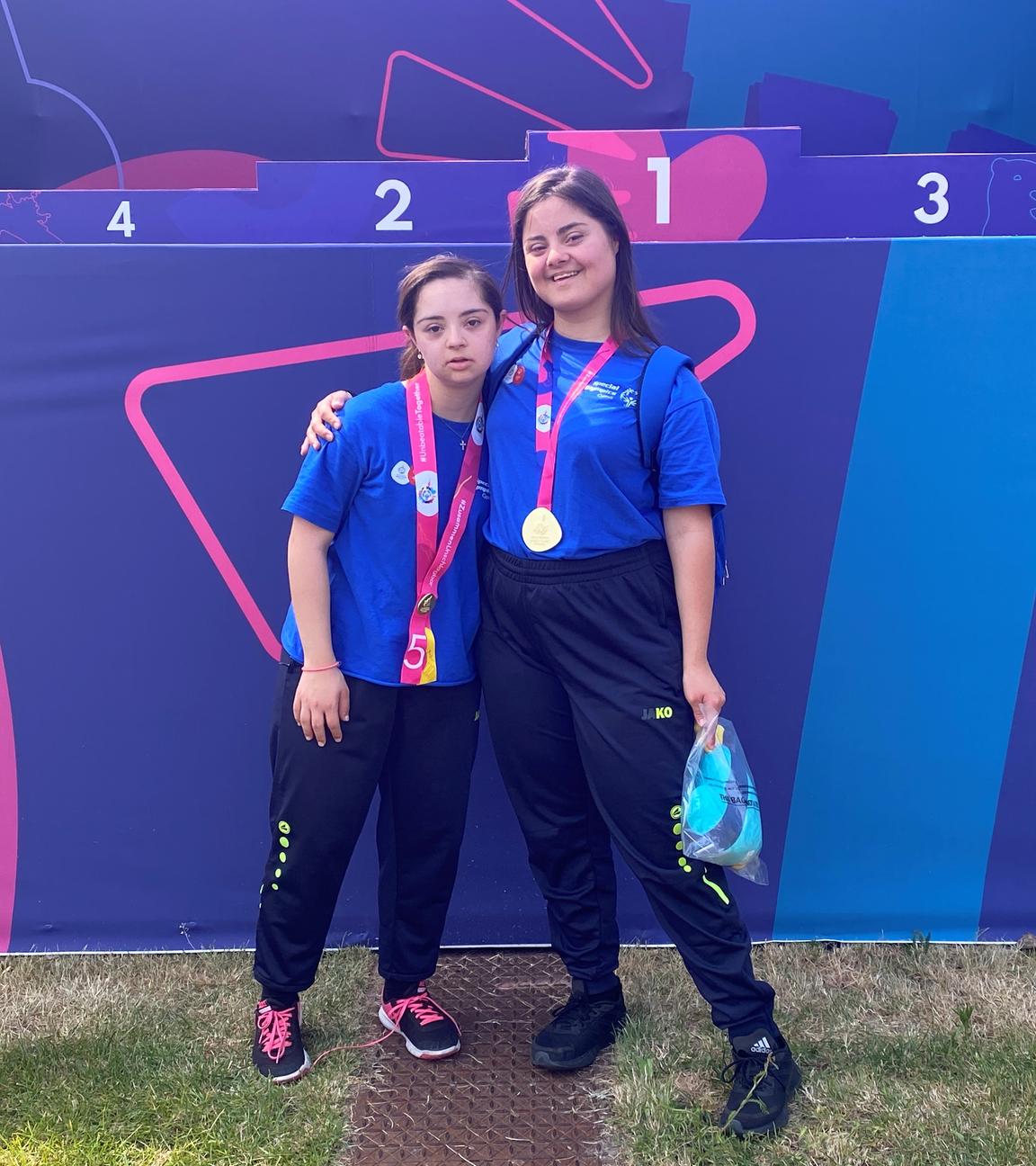 Special Olympics: Die Sportgymnastinnen Loukia Georgiou (links) und Niki Theodorou bei der Ehrung