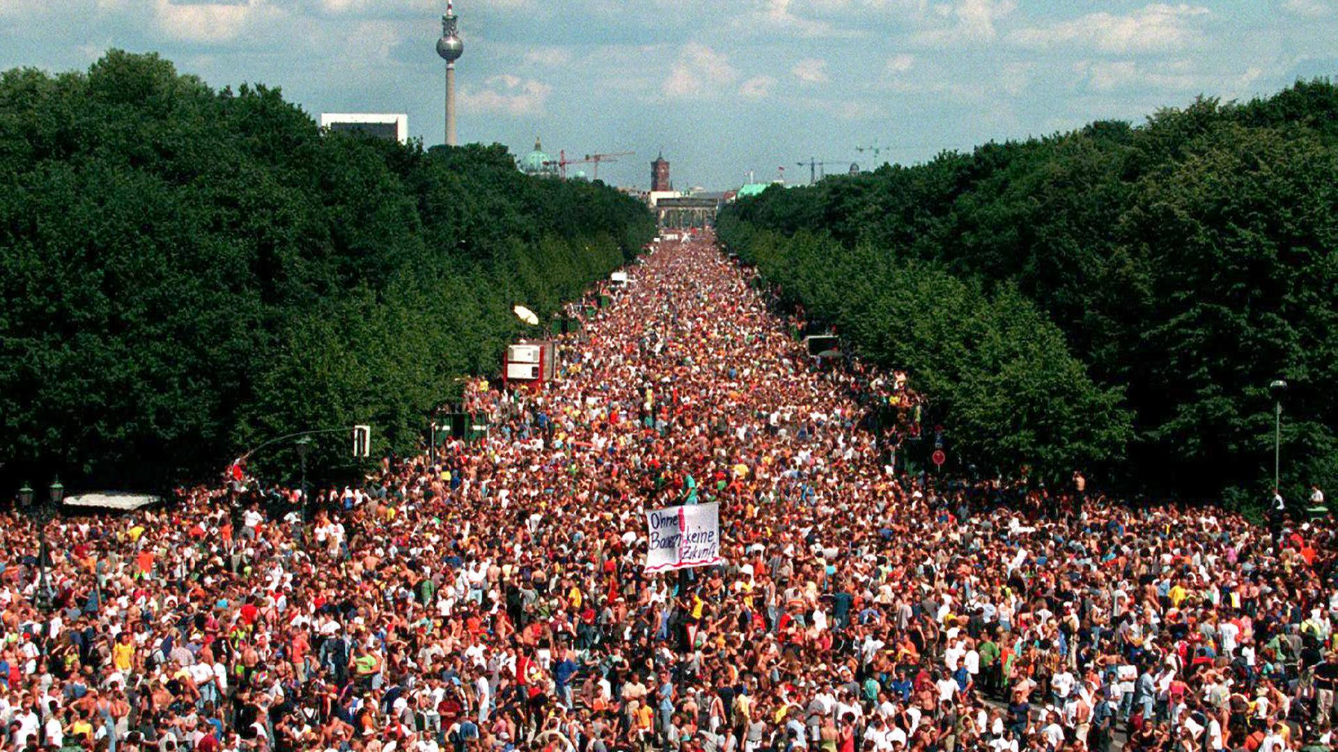 Die Loveparade 1997 in Berlin, Tiergarten.