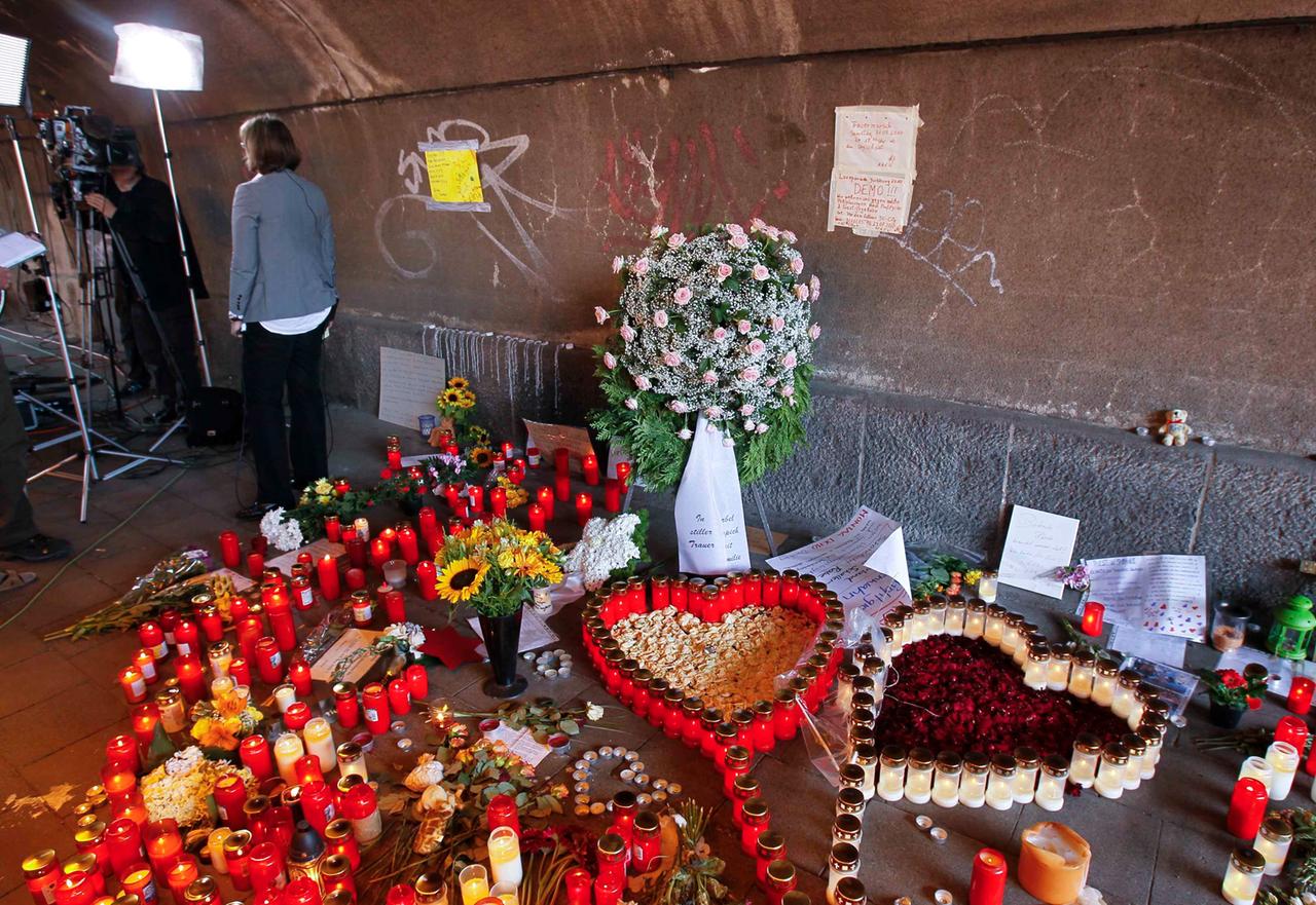 Blumen und Kerzen wurden zum Gedenken an die Loveparade-Opfer im Jahr 2010 aufgebaut.