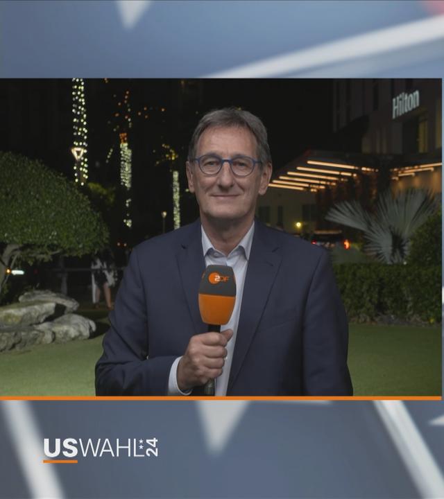 ZDF-Reporter Luc Walpot vor dem Hauptquartier der Republikaner in Mar-a-Lago