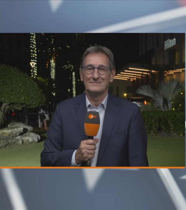 ZDF-Reporter Luc Walpot vor dem Hauptquartier der Republikaner in Mar-a-Lago