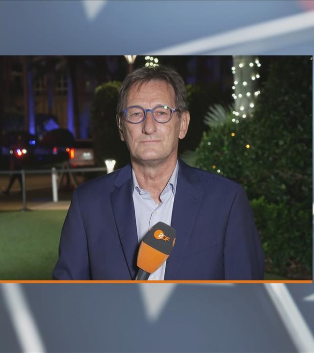 ZDF-Reporter Luc Walpot vor dem Hauptquartier der Republikaner in Mar-a-Lago