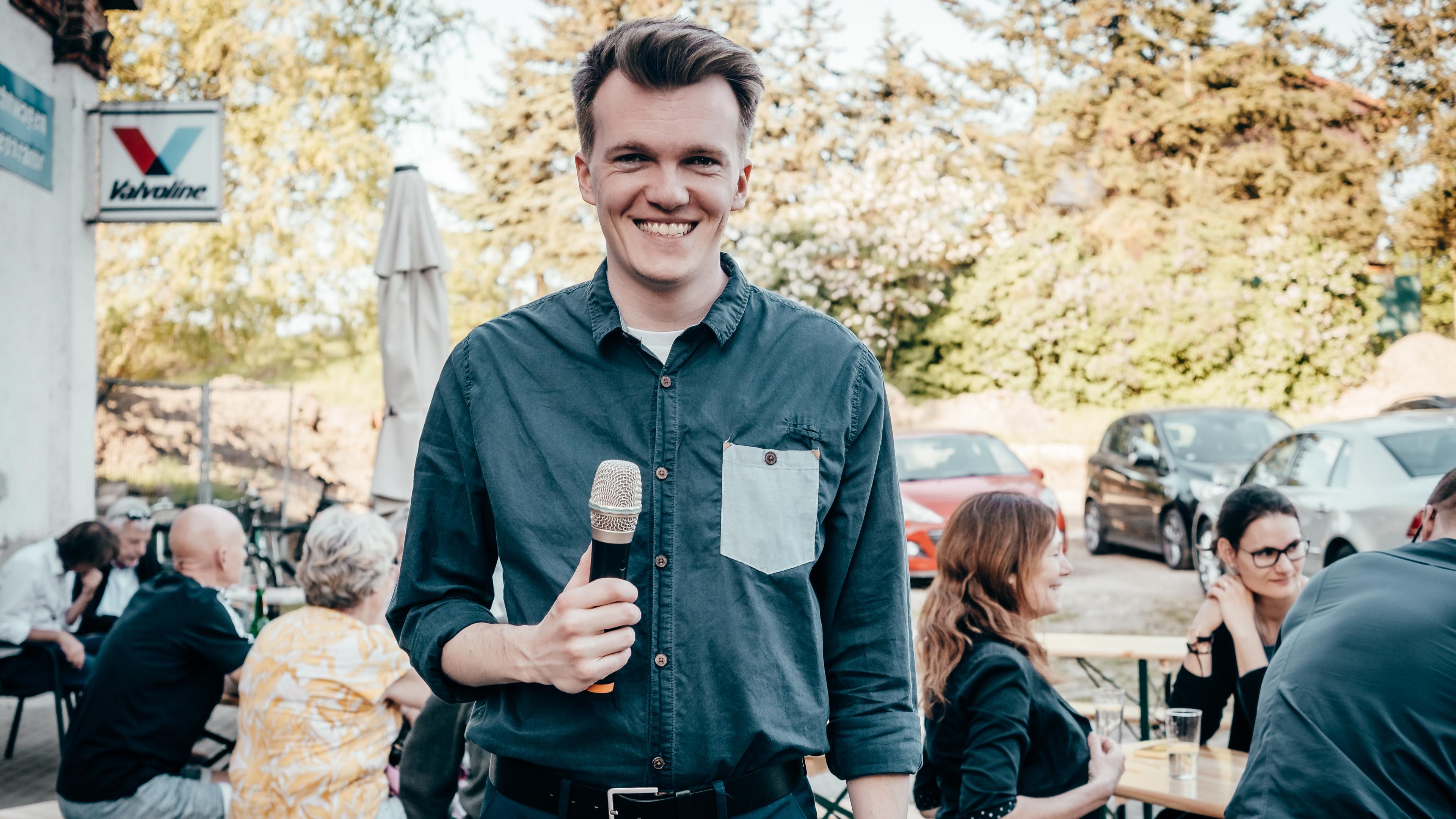 Politiker Luca Piwodda bei einer Wahlveranstaltung in Gartz (Oder)