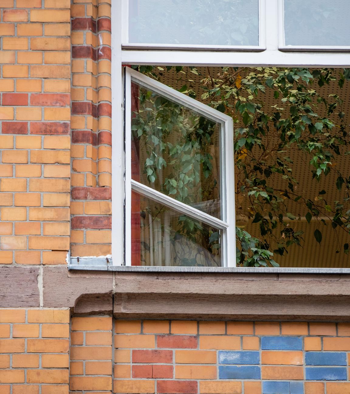 Ein geöffnetes Fenster an einer Schule