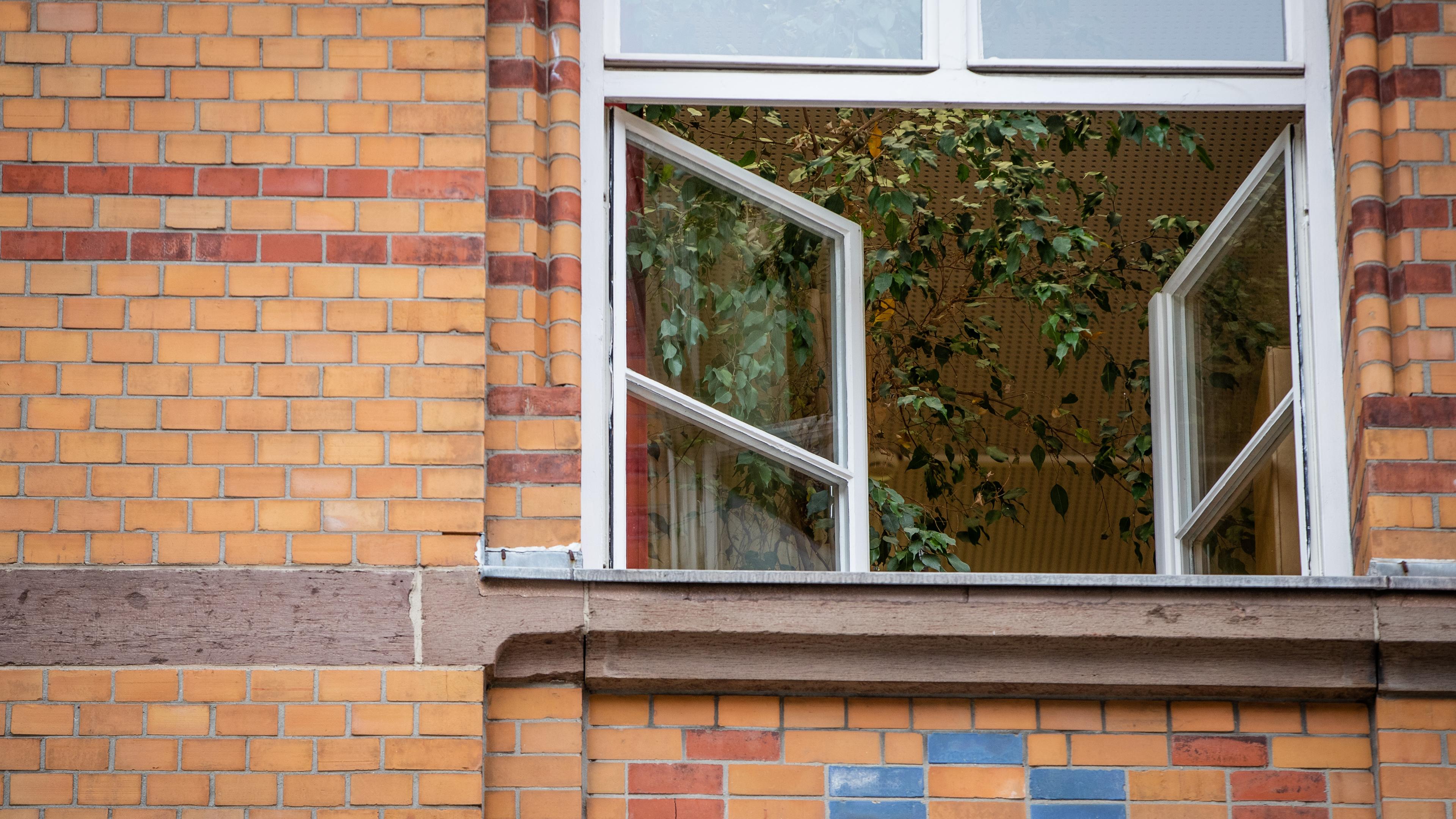 Ein geöffnetes Fenster an einer Schule