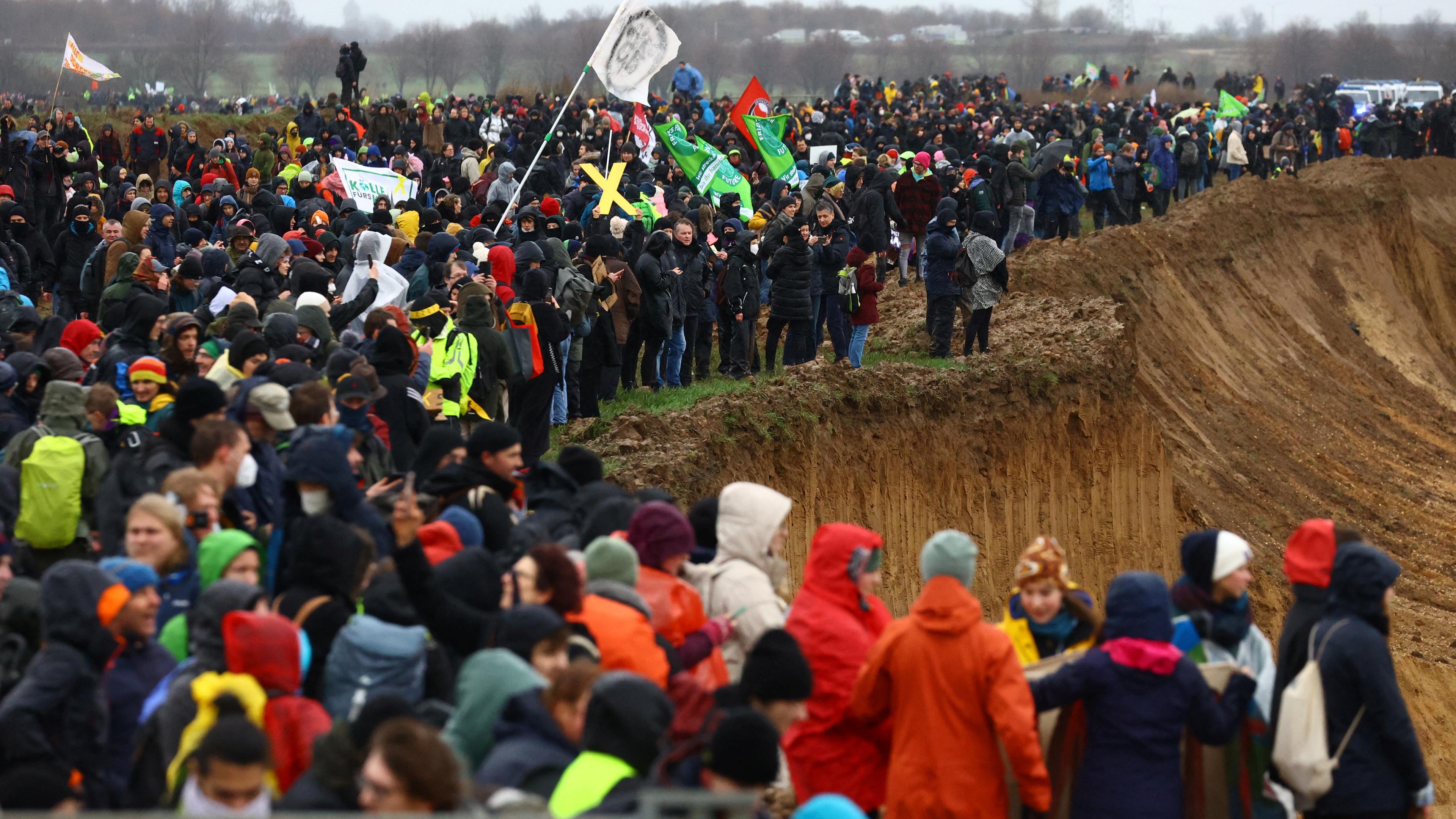 Nordrhein-Westfalen, Erkelenz: Zahlreiche Menschen nehmen an der Demonstration von Klimaaktivisten am Rande des Braunkohletagebaus bei Lützerath unter dem Motto "Räumung verhindern! Für Klimagerechtigkeit" teil.