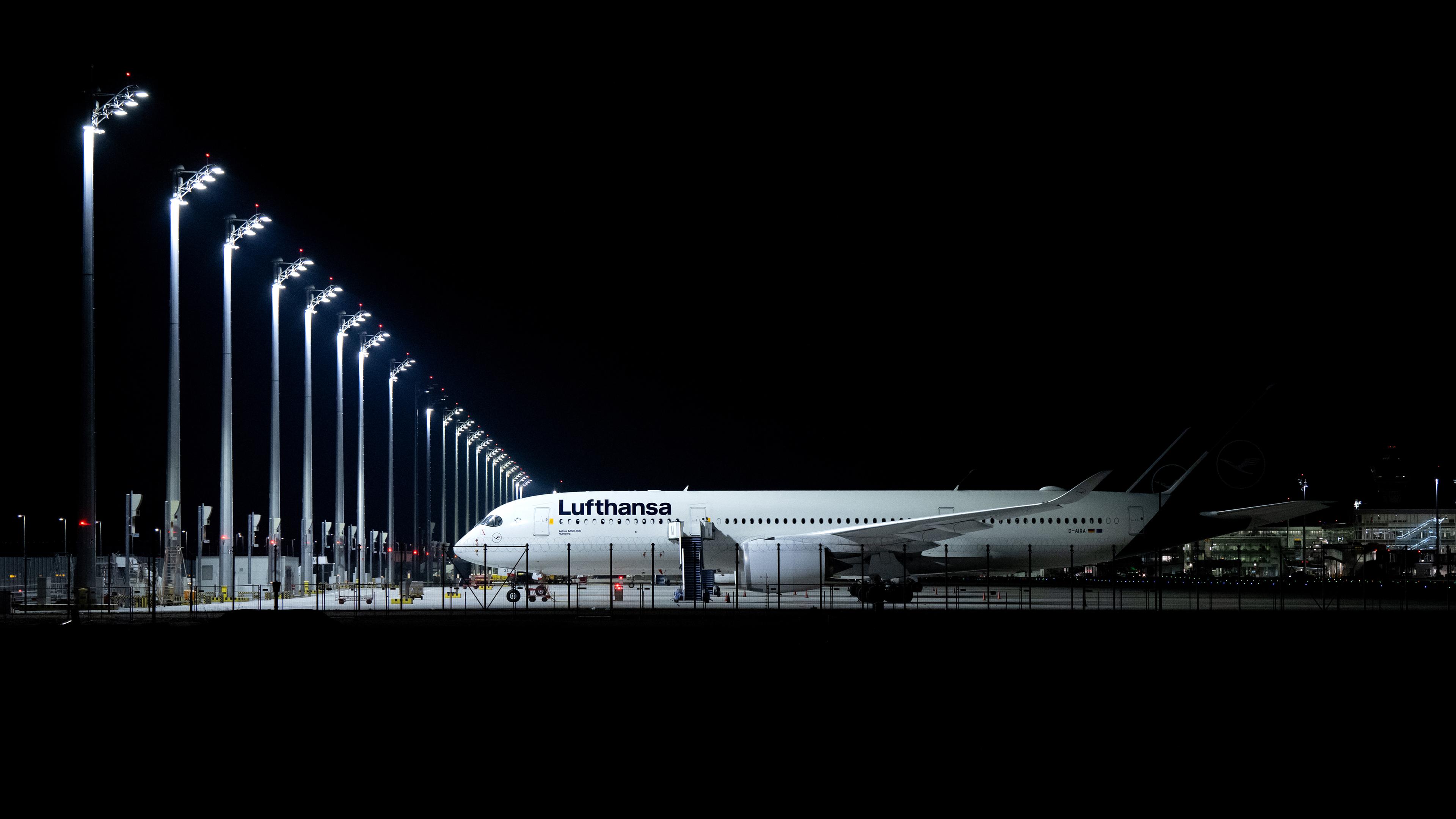 Ein Flugzeug der Lufthansa steht am Flughafen München auf dem Vorfeld am 07.02.2024.