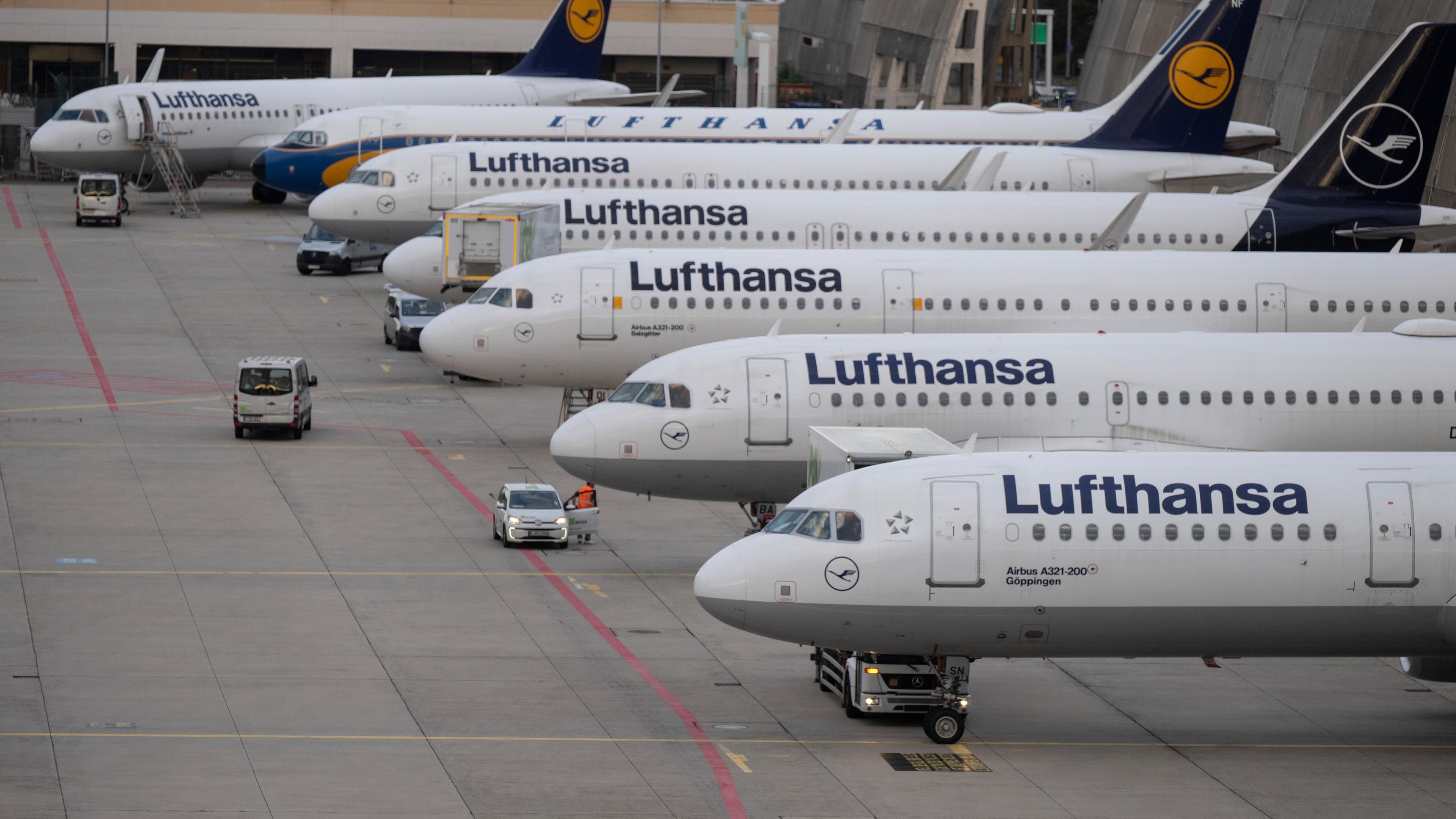 Hessen, Frankfurt/Main: Passagiermaschinen der Lufthansa stehen auf dem Flughafen Frankfurt.