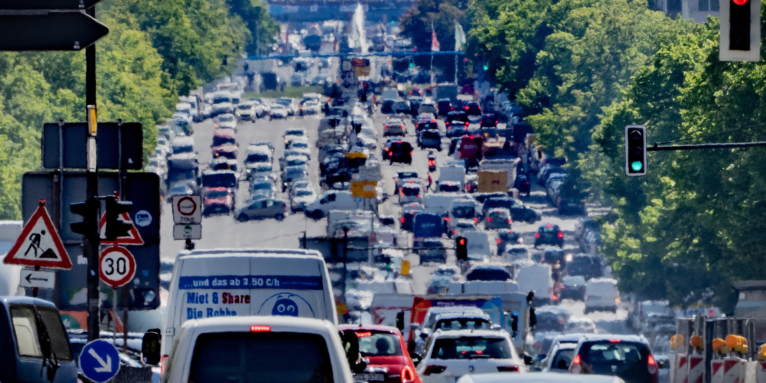 Autos, LKW und Lieferfahrzeuge fahren auf dem Kaiserdamm in der Hauptstadt stadteinwärts, aufgenommen am 31.05.2021 in Berlin