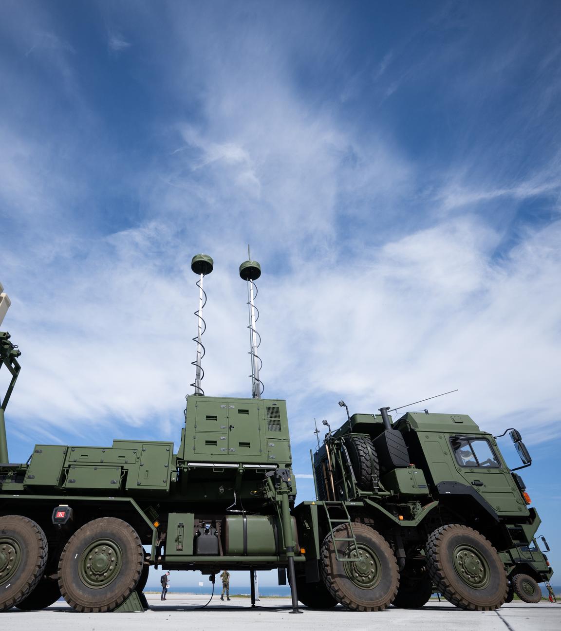  Ein Launcher des Luftverteidigungssystems IRIS-T SLM der Firma Diehl Defence steht in der Kaserne Todendorf auf einer Platte. 