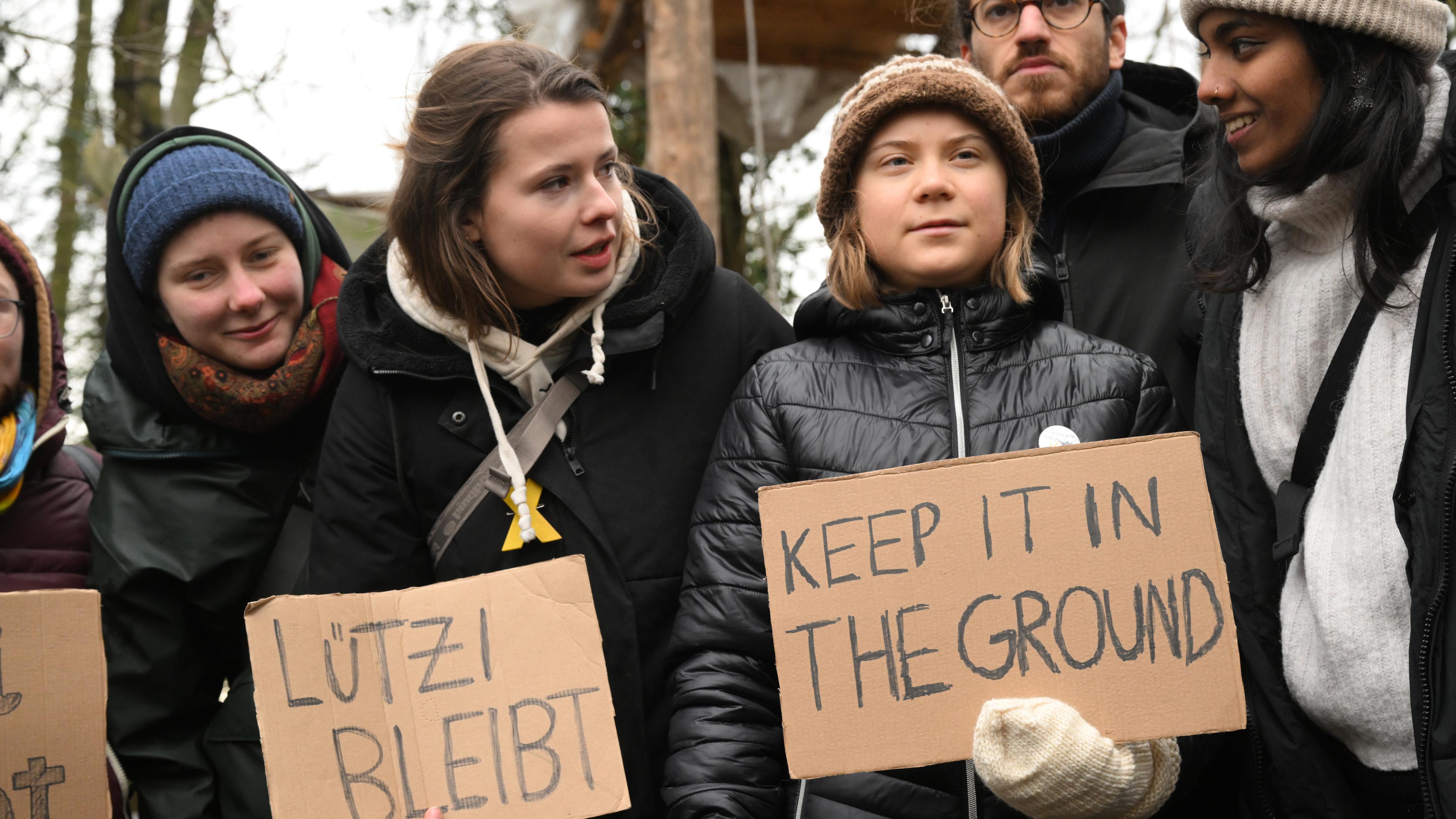 Die Klimaaktivistinnen Luisa Neubauer (2.v.l) und Greta Thunberg (3.v.r) stehen am dritten Tag der Räumung im von Klimaaktivisten besetzten Braunkohleort Lützerath. 