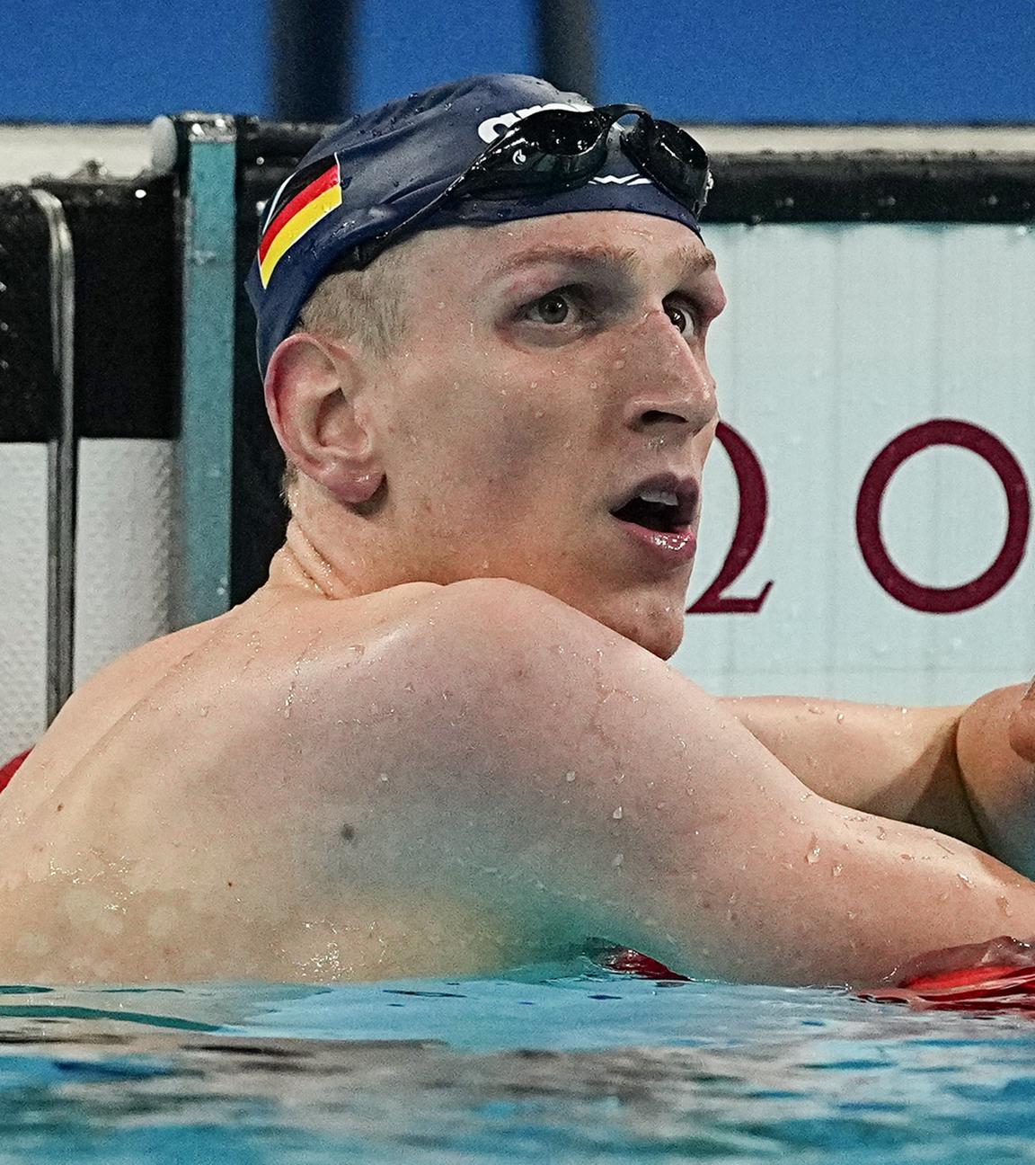 Lukas Märtens schwimmt im Wasser