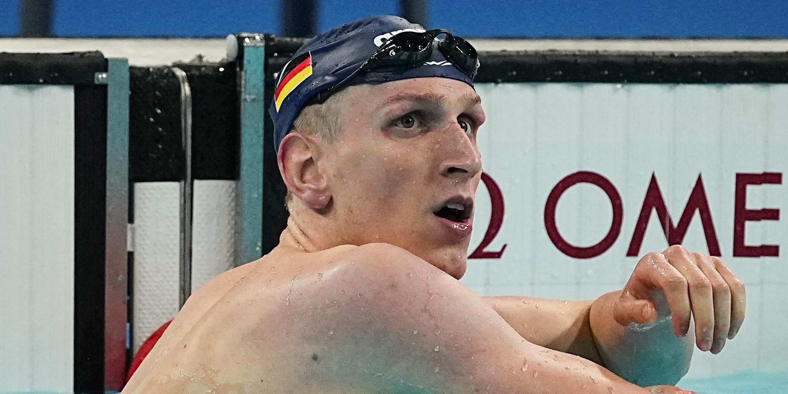 Lukas Märtens schwimmt im Wasser