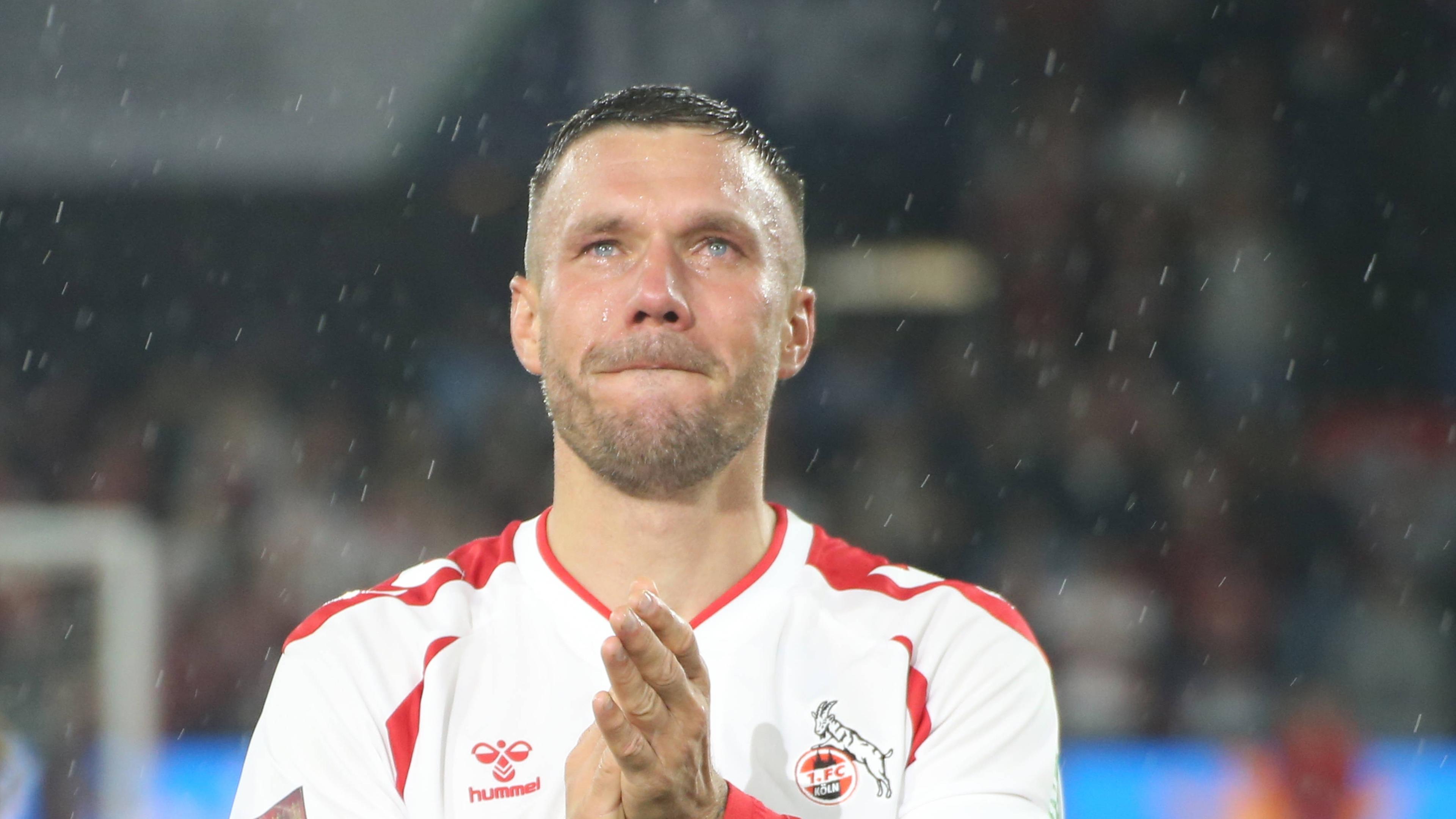 Lukas Podolski wird bei seinem Abschiedsspiel emotional.