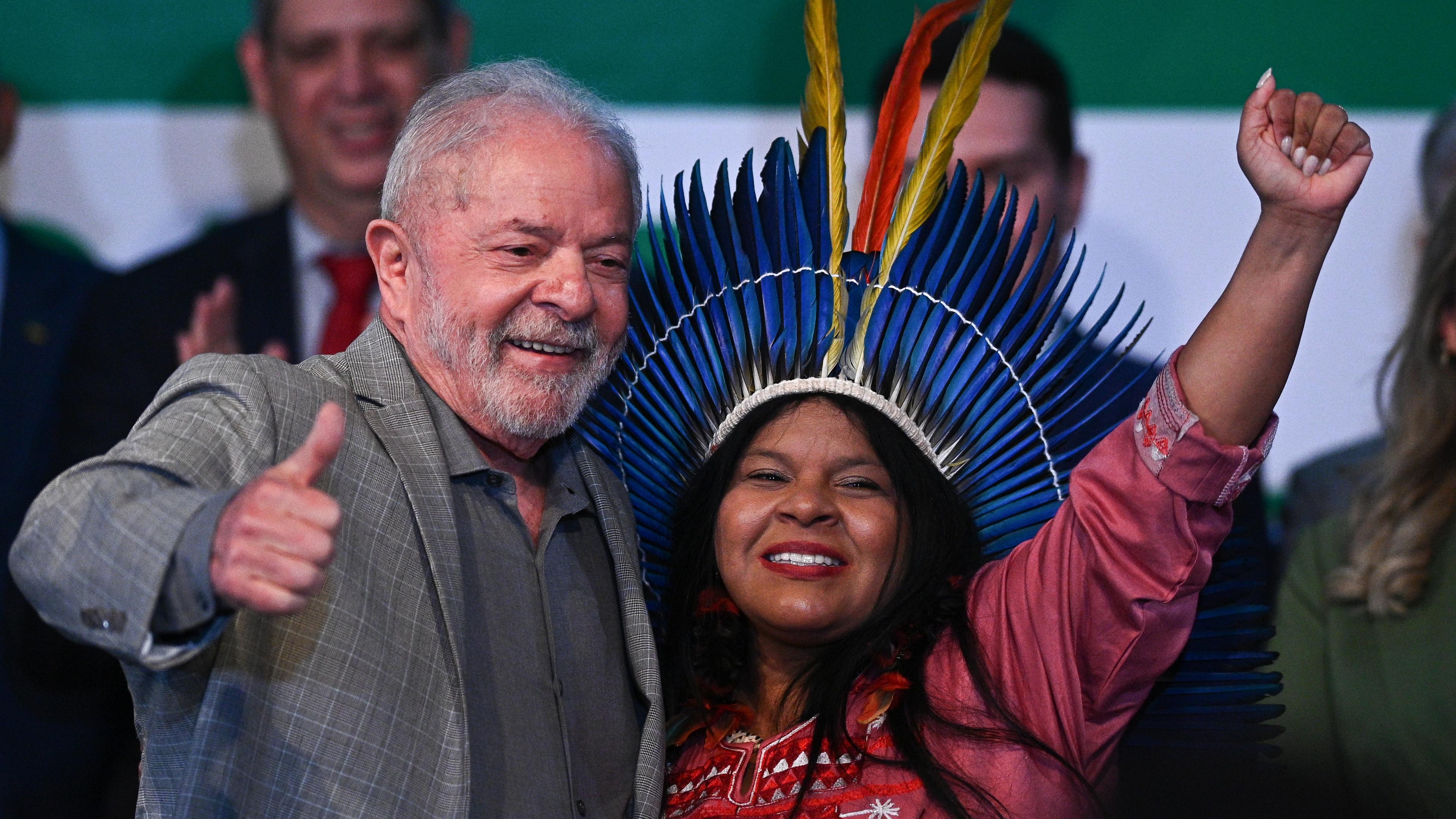 Brasiliens gewählter Präsident Luiz Inacio Lula da Silva neben der ernannten Ministerin für indigene Völker, Sonia Guajajara