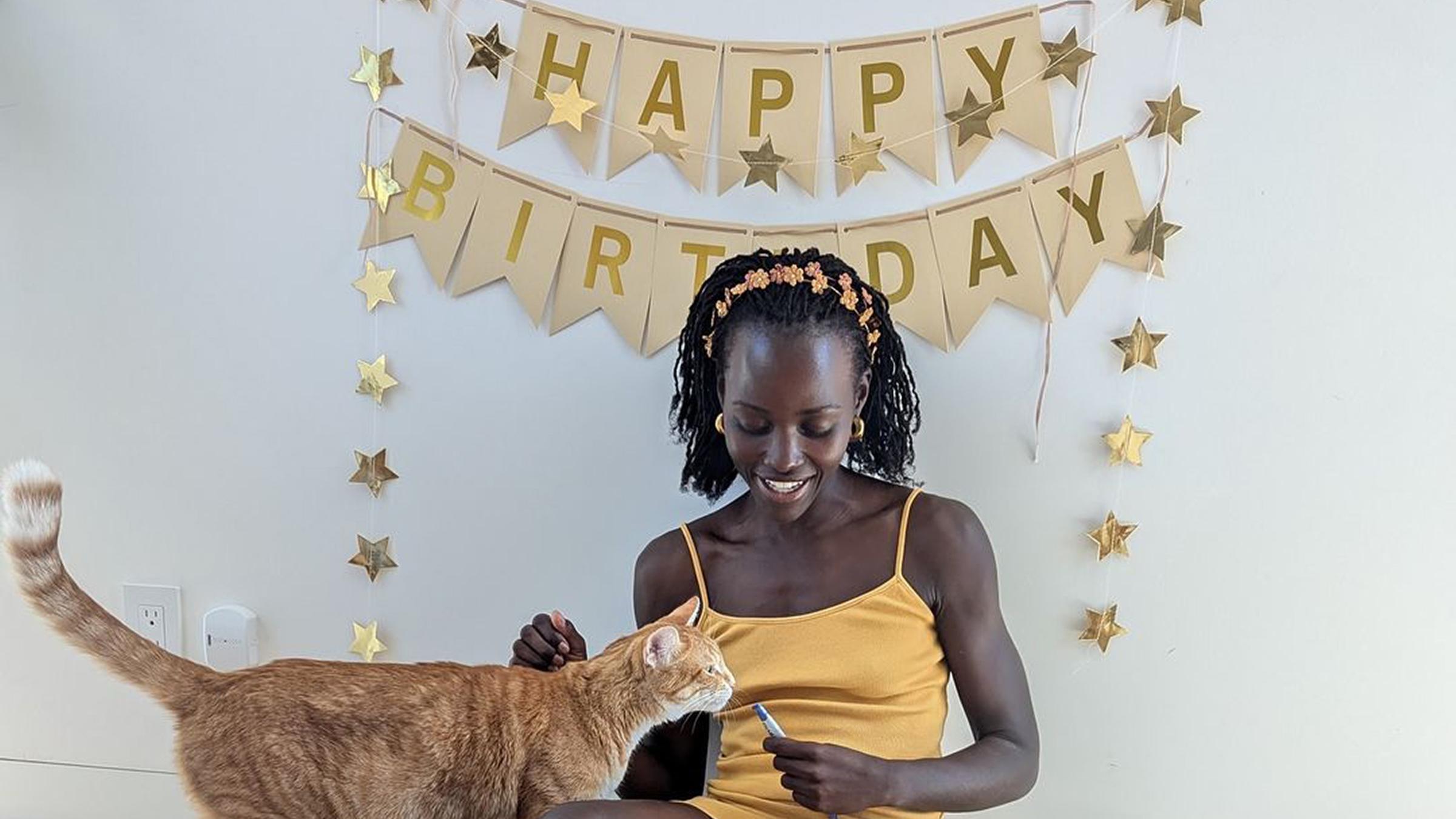 Diese Katze hat es besonders gut erwischt: Ihr dritter Geburtstag wird ordentlich gefeiert. Katzenmama Lupita Nyong'o beschenkt sie reich und lässt sie auf Instagram hochleben. (08.08.2024)