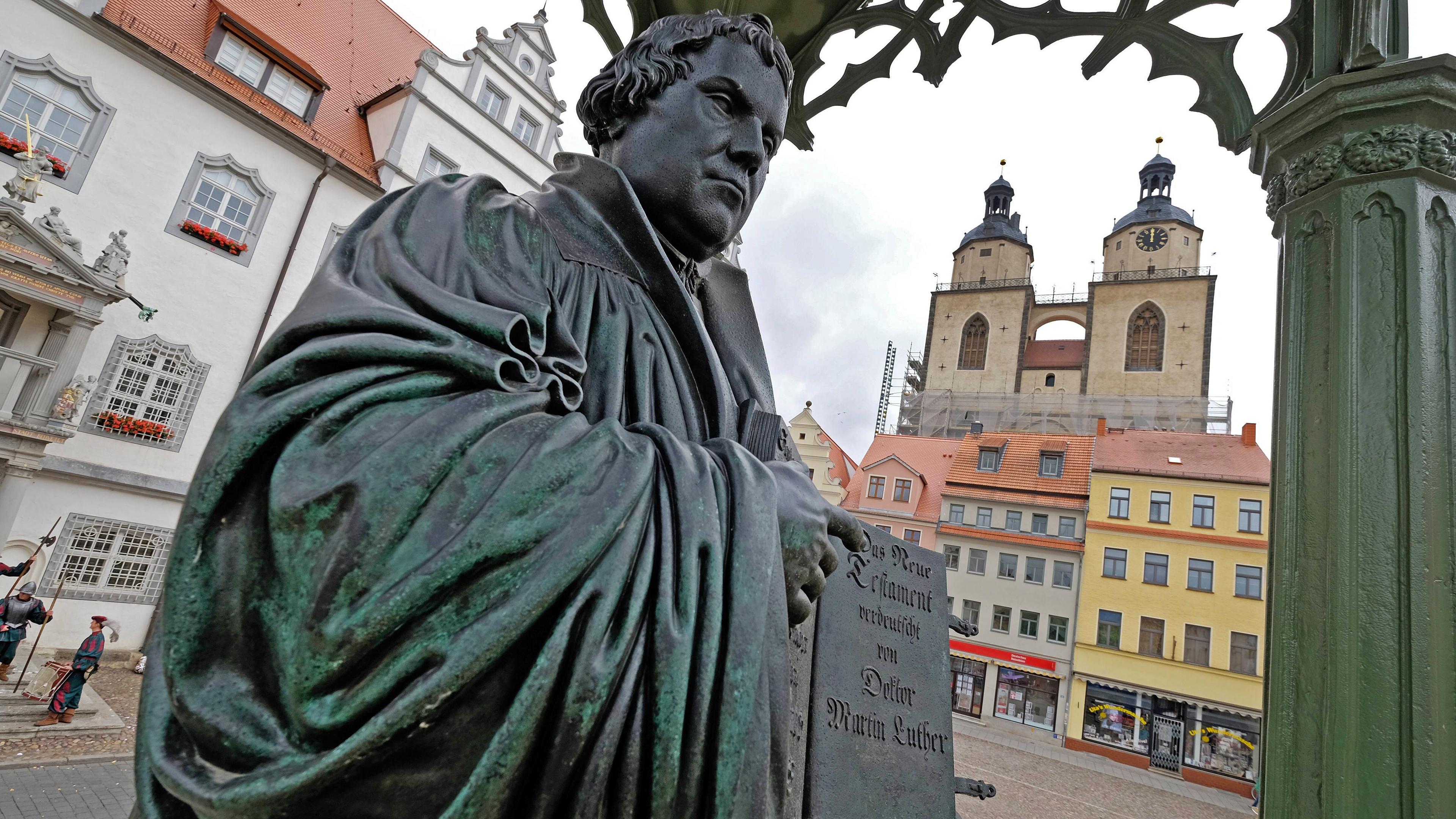 Denkmal des Reformators Martin Luther (1483 - 1546) mit der von ihm ins Deutsche uebersetzten Bibel in der Hand auf dem Marktplatz der Lutherstadt Wittenberg, (Sachsen-Anhalt)