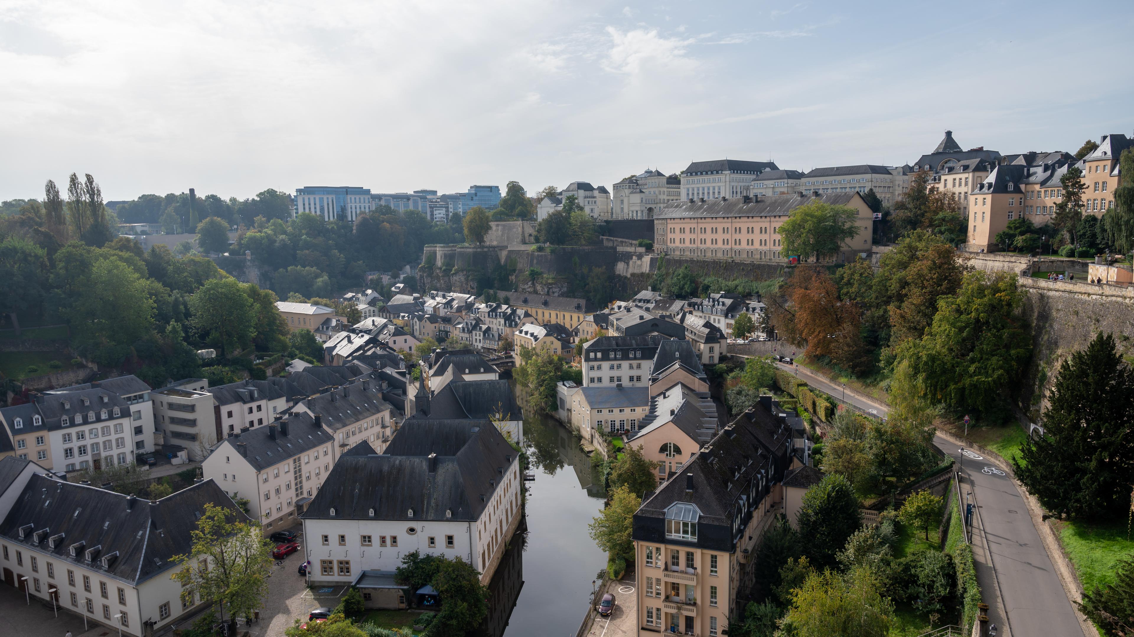 Blick auf die Haupstadt Luxemburgs und die Alzette.