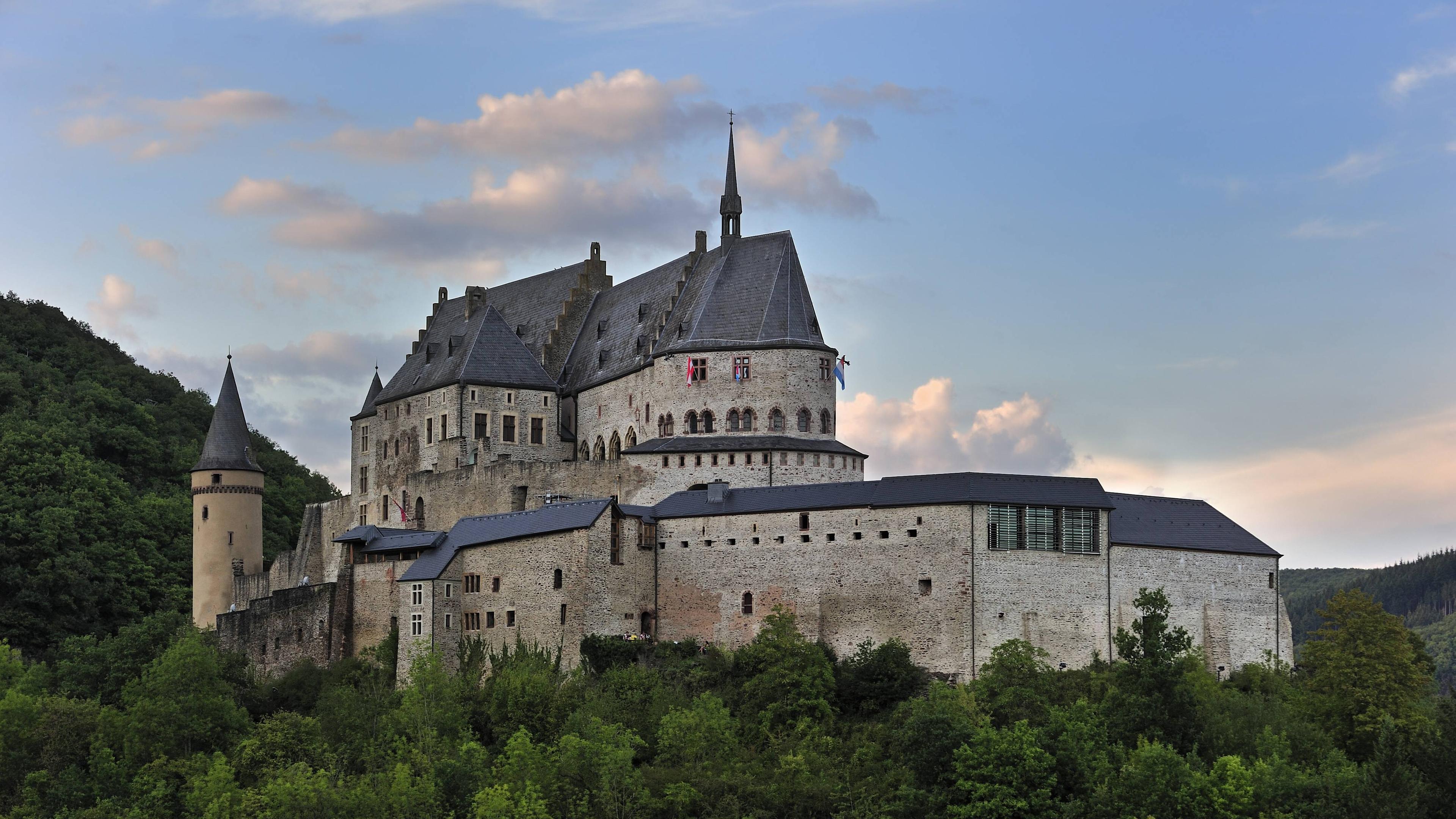 Zu sehen ist die Burg Vianden in Vianden, Luxemburg. Sie ist eine der ältesten und größten Burgen Luxemburgs.