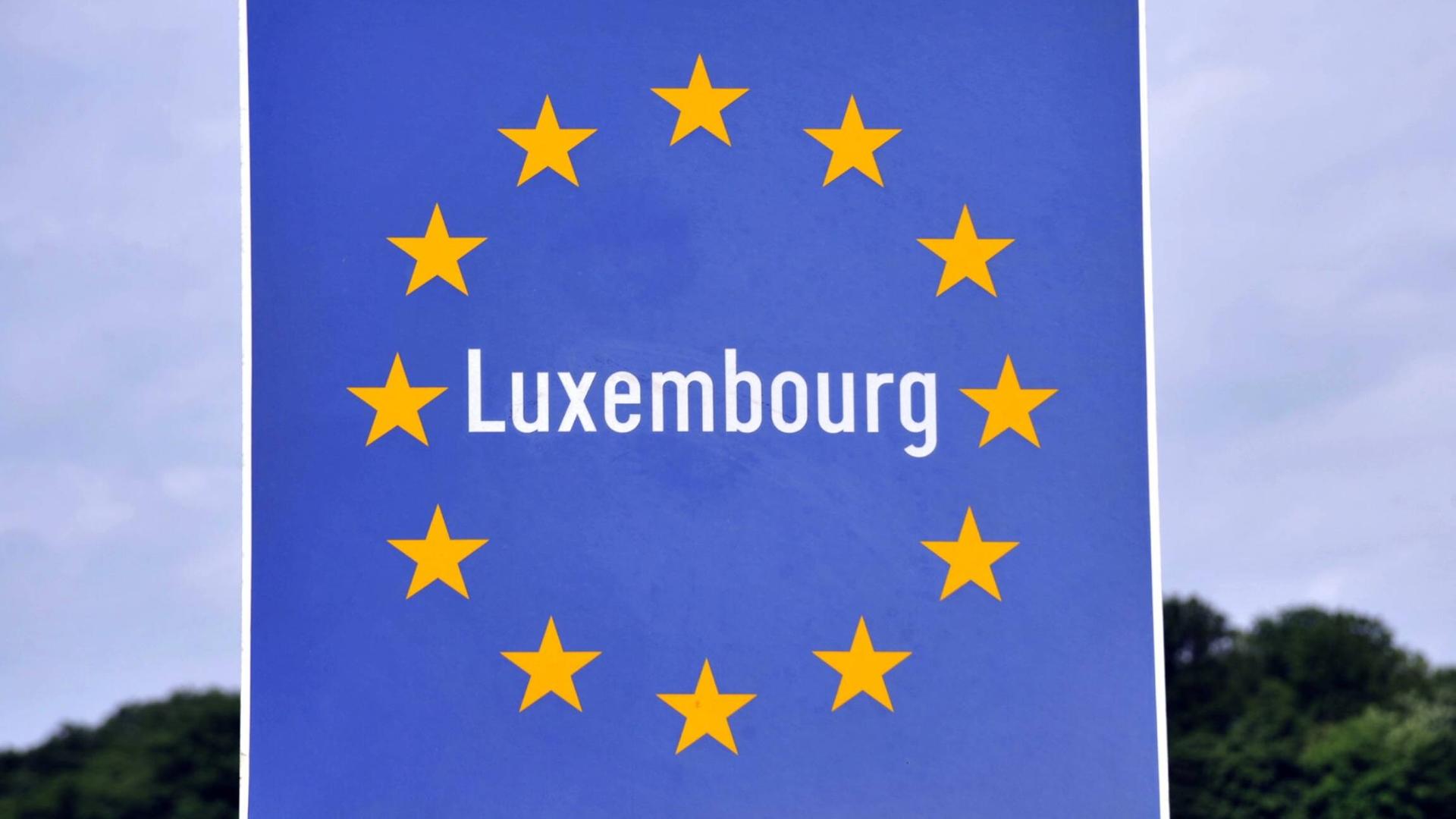 Zu sehen ist ein Schild mit der EU Flagge und dem Schriftzug "Luxembourg" in der Mitte.