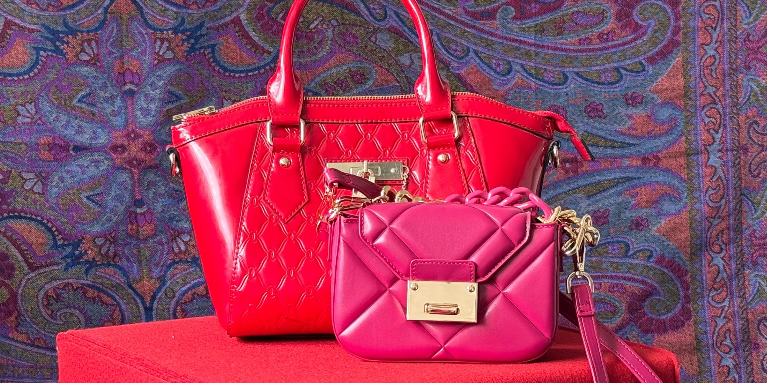 Rote und pinkfarbene Handtasche in einer Auslage