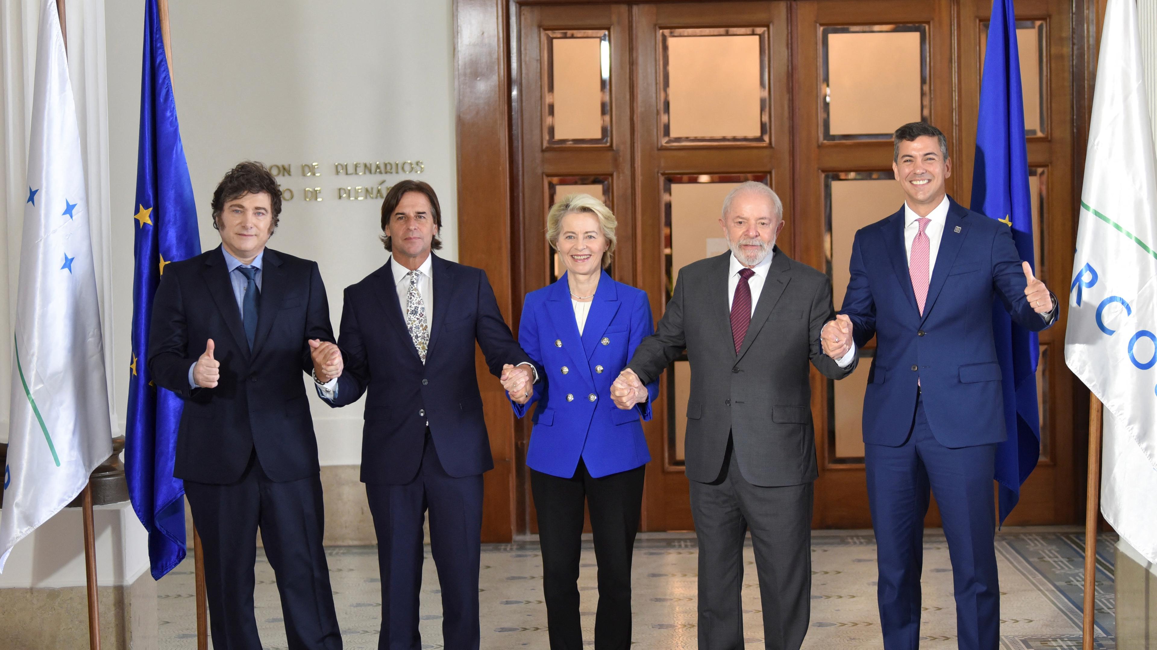 Uruguays Präsident Luis Lacalle Pou posiert mit der Präsidentin der Europäischen Kommission Ursula von der Leyen, dem argentinischen Präsidenten Javier Milei, dem brasilianischen Präsidenten Luiz Inacio Lula da Silva und dem paraguayischen Präsidenten Santiago Pena während eines Familienfotos auf dem Mercosur-Gipfel in Montevideo, Uruguay