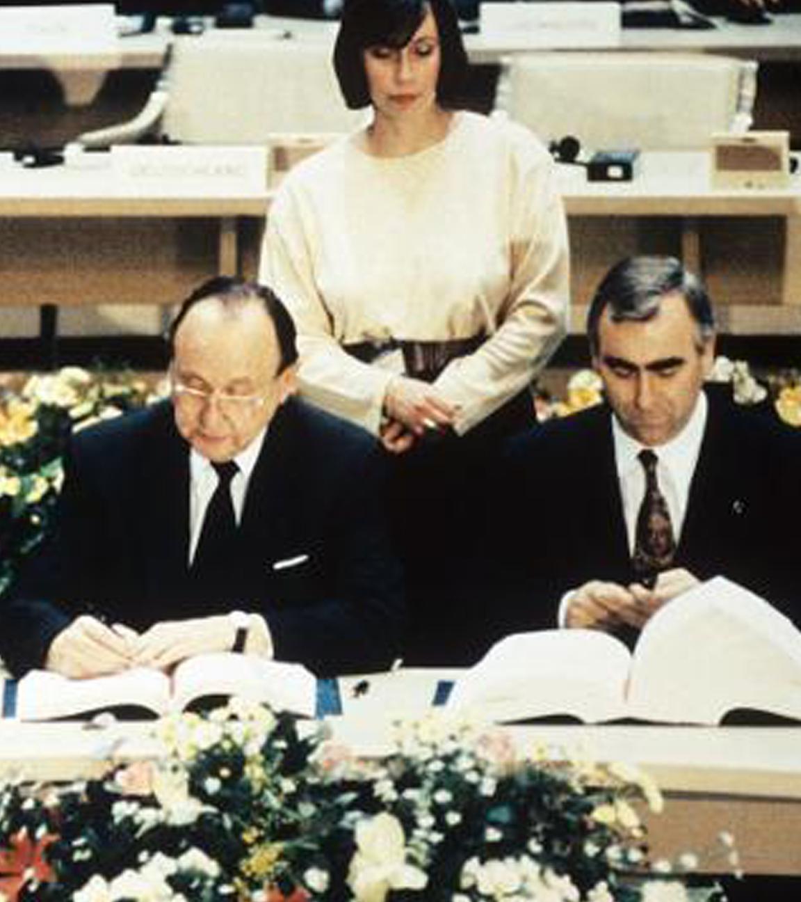 Bundesaussenminister Hans-Dietrich Genscher (l) und Bundesfinanzminster Theo Waigel (r) unterzeichnen am 7. Februar 1992 den Vertrag zur Wirtschafts- und Währungsunion der Europäischen Gemeinschaft in Maastricht (Niederlande). 