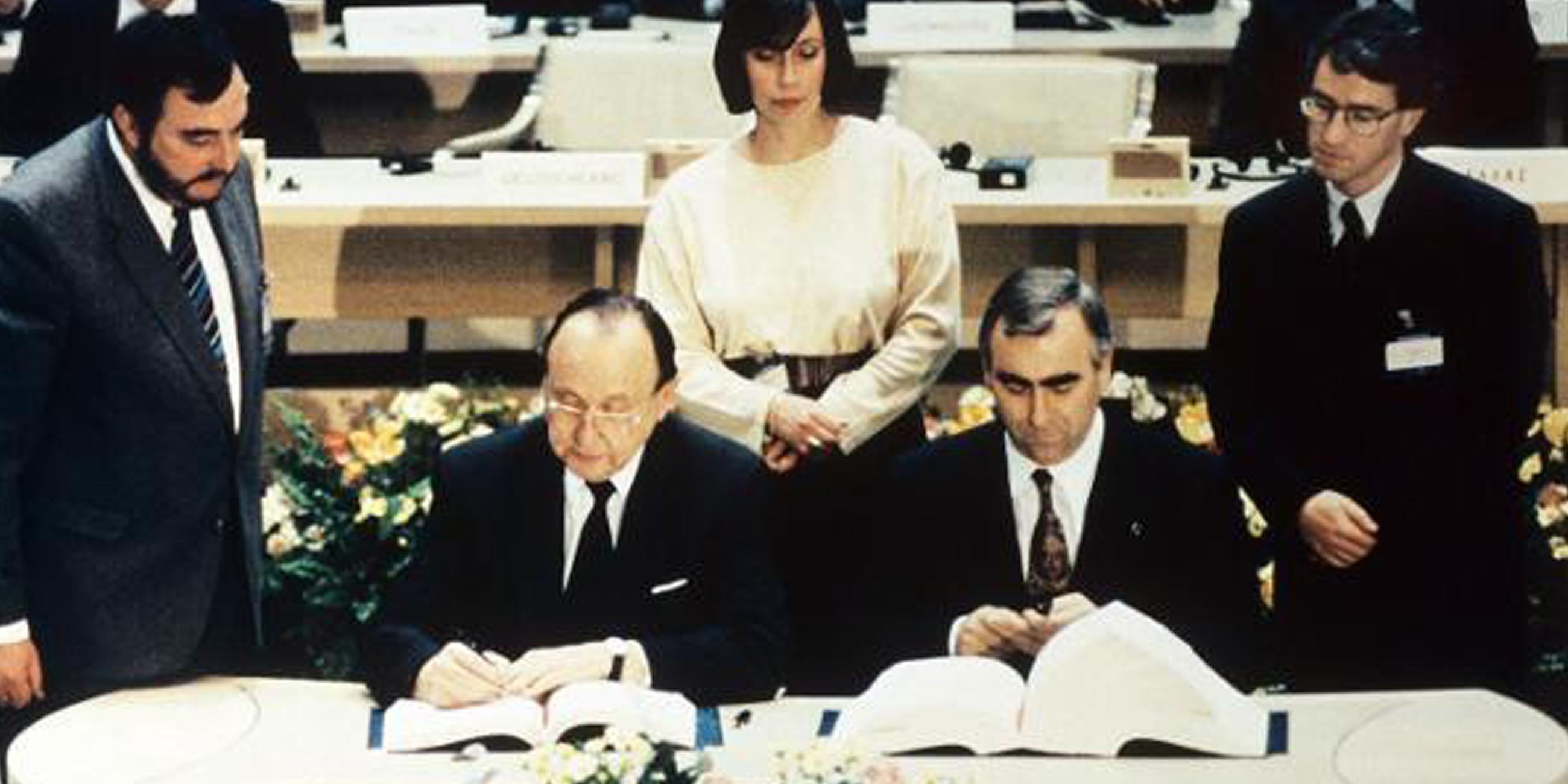 Bundesaussenminister Hans-Dietrich Genscher (l) und Bundesfinanzminster Theo Waigel (r) unterzeichnen am 7. Februar 1992 den Vertrag zur Wirtschafts- und Währungsunion der Europäischen Gemeinschaft in Maastricht (Niederlande). 