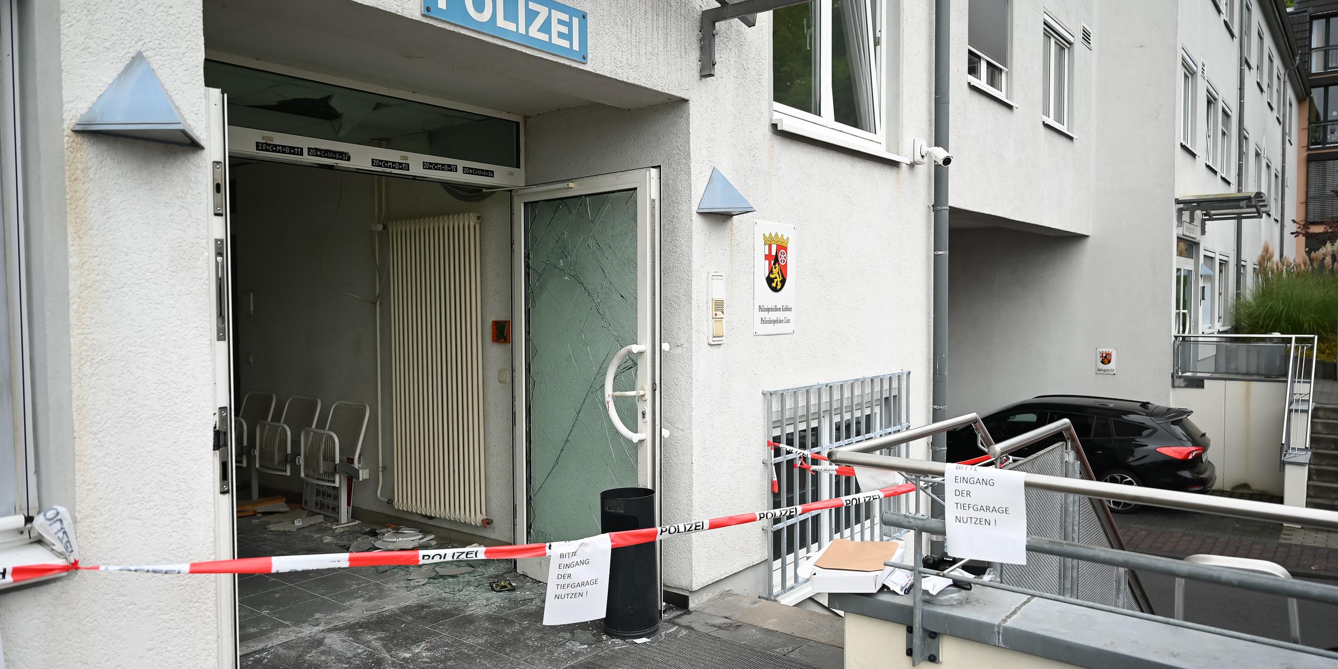 Rheinland-Pfalz, Linz am Rhein: Abgesperrt ist der Bereich um den Eingang der Polizeiinspektion in Linz am Rhein nach einem Macheten-Angriff.