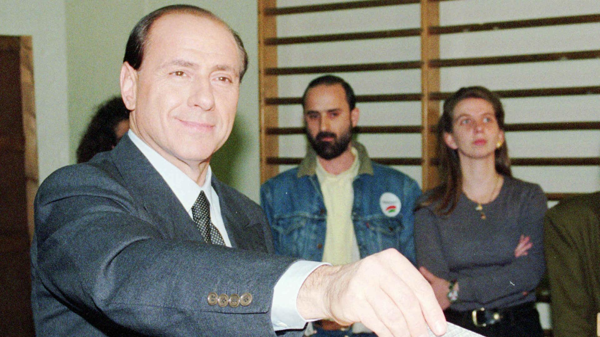 Medienmogul und Leader der Parei Forza Italia Silvio Berlusconi bei der Stimmabgabe im März 1994 