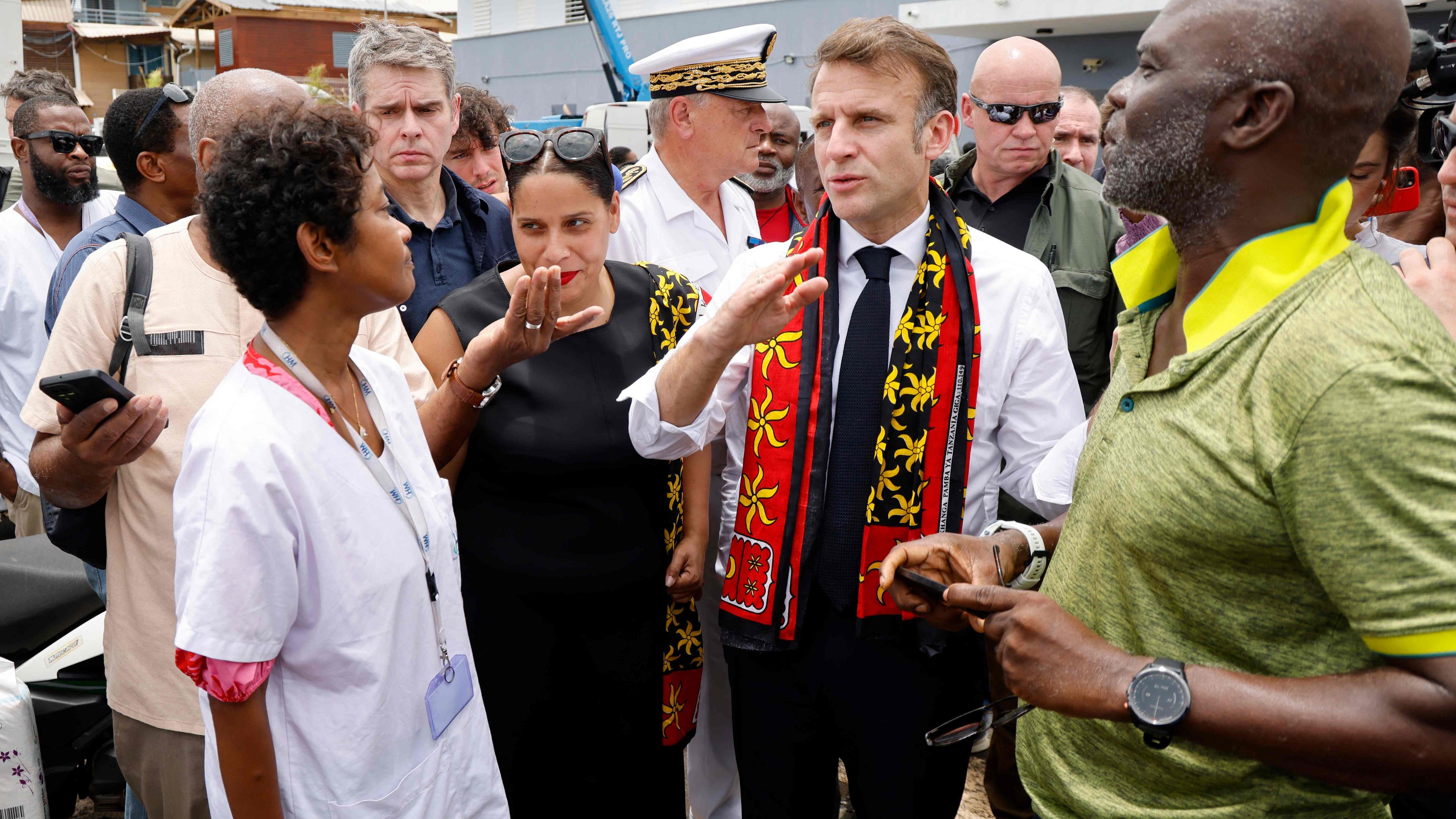 Macron spricht mit der einheimischen Bevölkerung des französischen Überseegebrietes Mayotte.